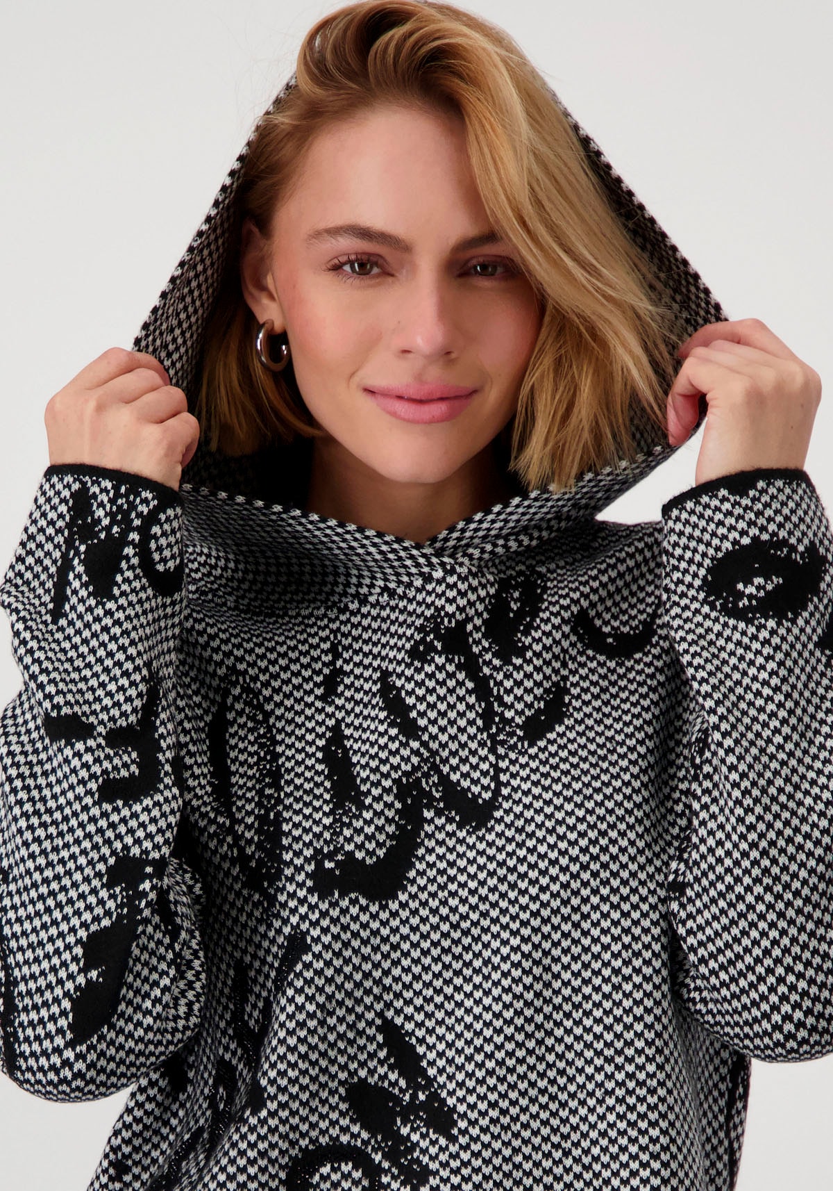 Monari Kapuzenpullover, mit Glitzerschriftzug