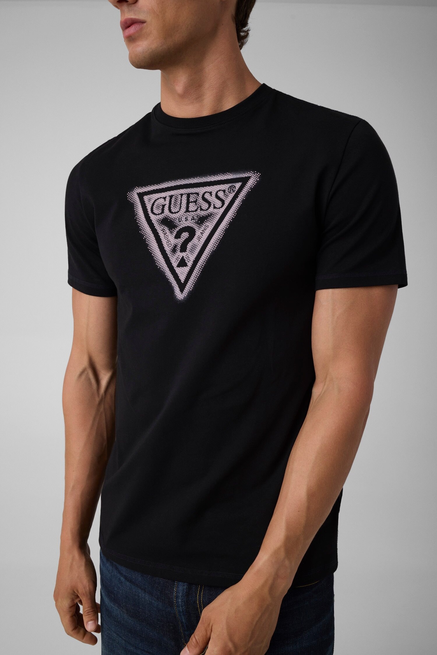 Guess T-Shirt »TRIANGLE SPRAY TEE« Rundhalsausschnitt, Baumwoll-Mix, Slim Fit