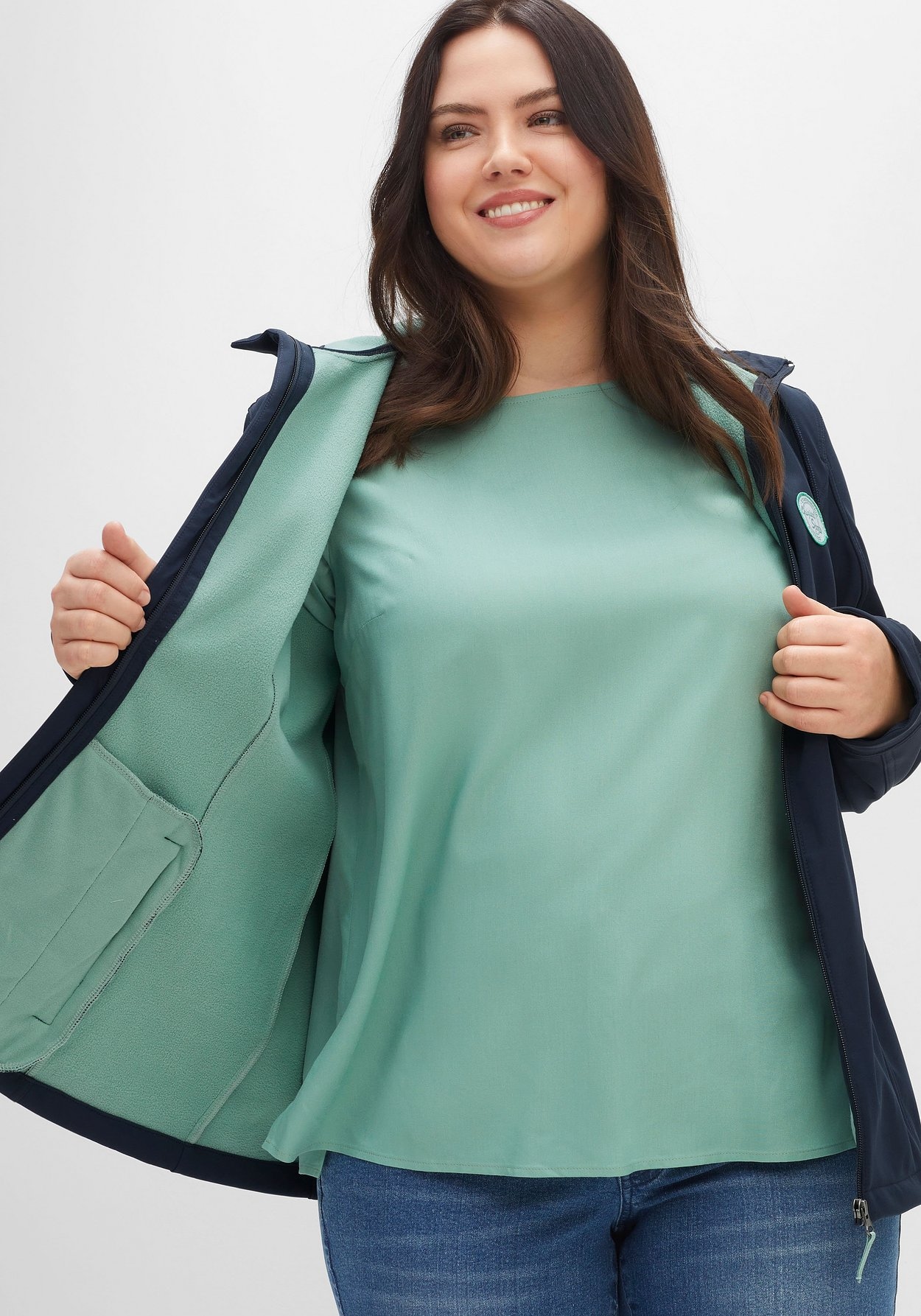 Sheego Softshelljacke »Softshell-Jacke mit Fleece-Innenseite, winddichte Qualität«, mit Kapuze, mit Fleece-Innenseite, winddichte Qualität