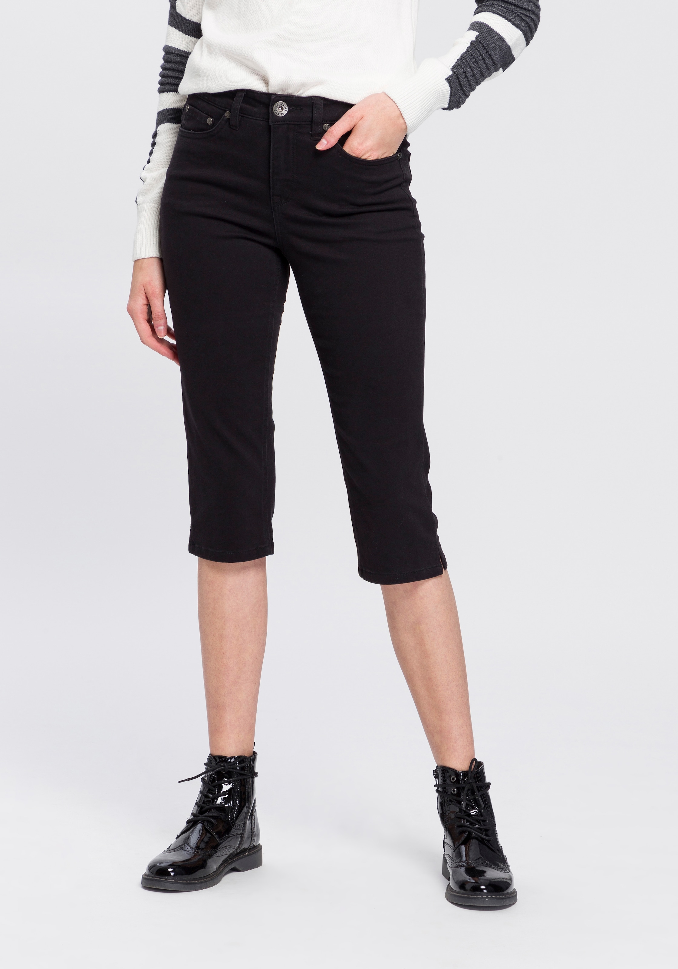 Arizona Caprijeans »mit Schlitz am Saum«, schmale Passform, mit stylischen Nieten, hohe Taille