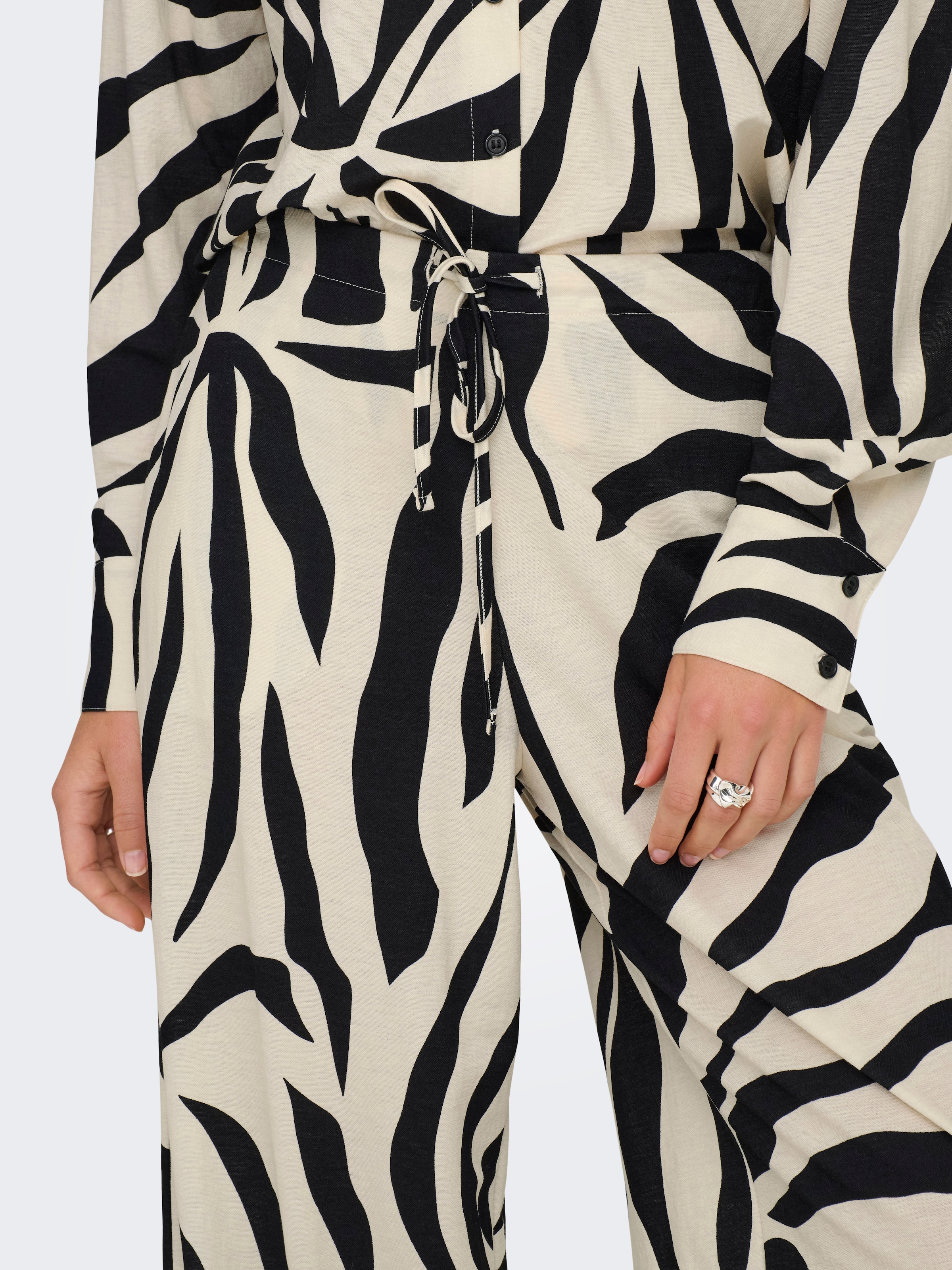 ONLY Schlupfhose »ONLSAKURA LOOSE PULL UP PANTS WVN«  Viskosemischung, loose fit