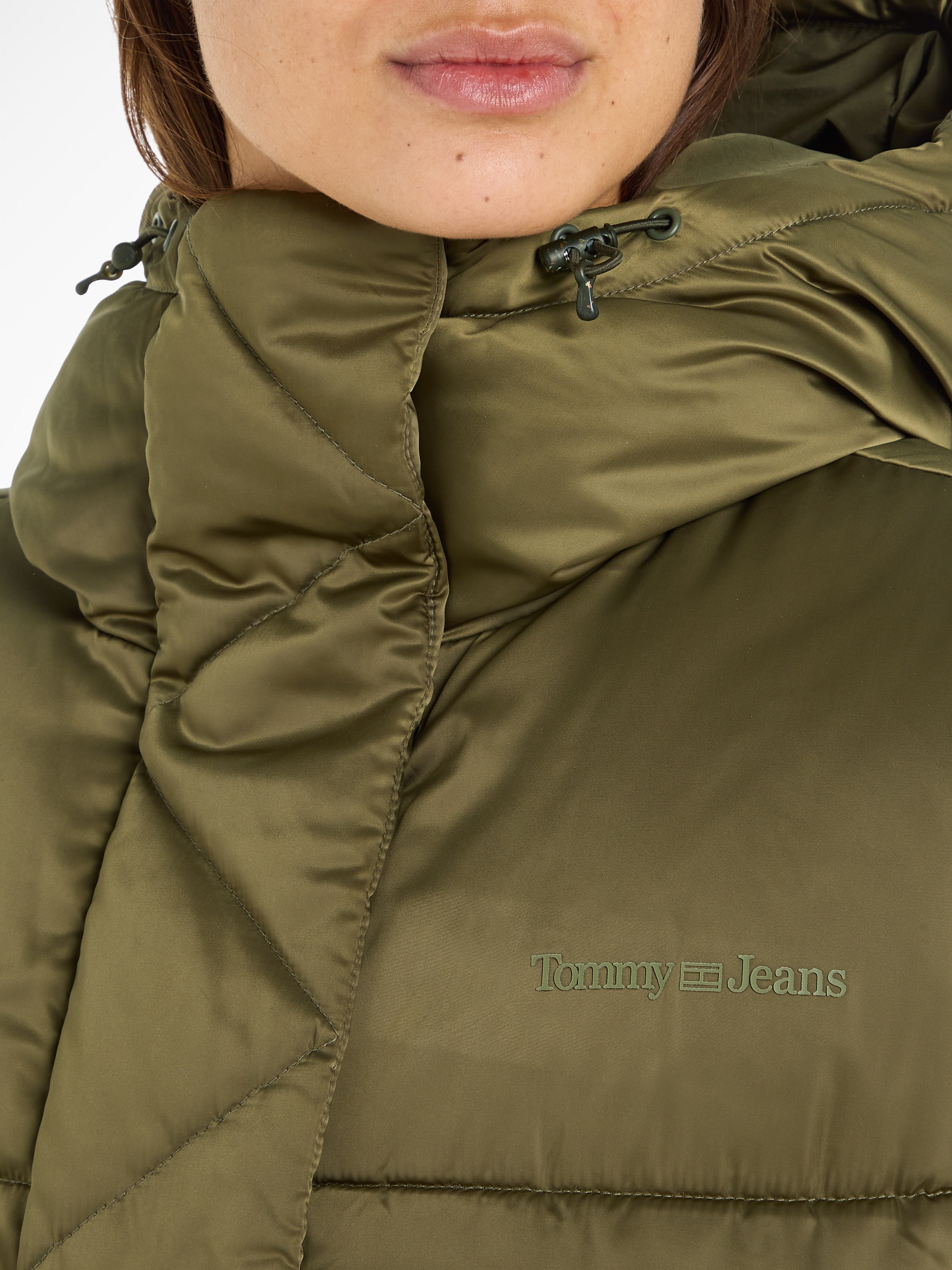 Tommy Jeans Steppjacke »TJW OVR SATIN PUFFER«, mit Kapuze, mit Tommy Jeans Markenlabel