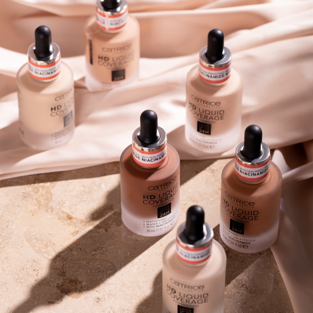 Catrice Foundation »HD Liquid Coverage Foundation«, Flüssig, mattierend, softe Textur, hohe Deckkraft, wasserfest.