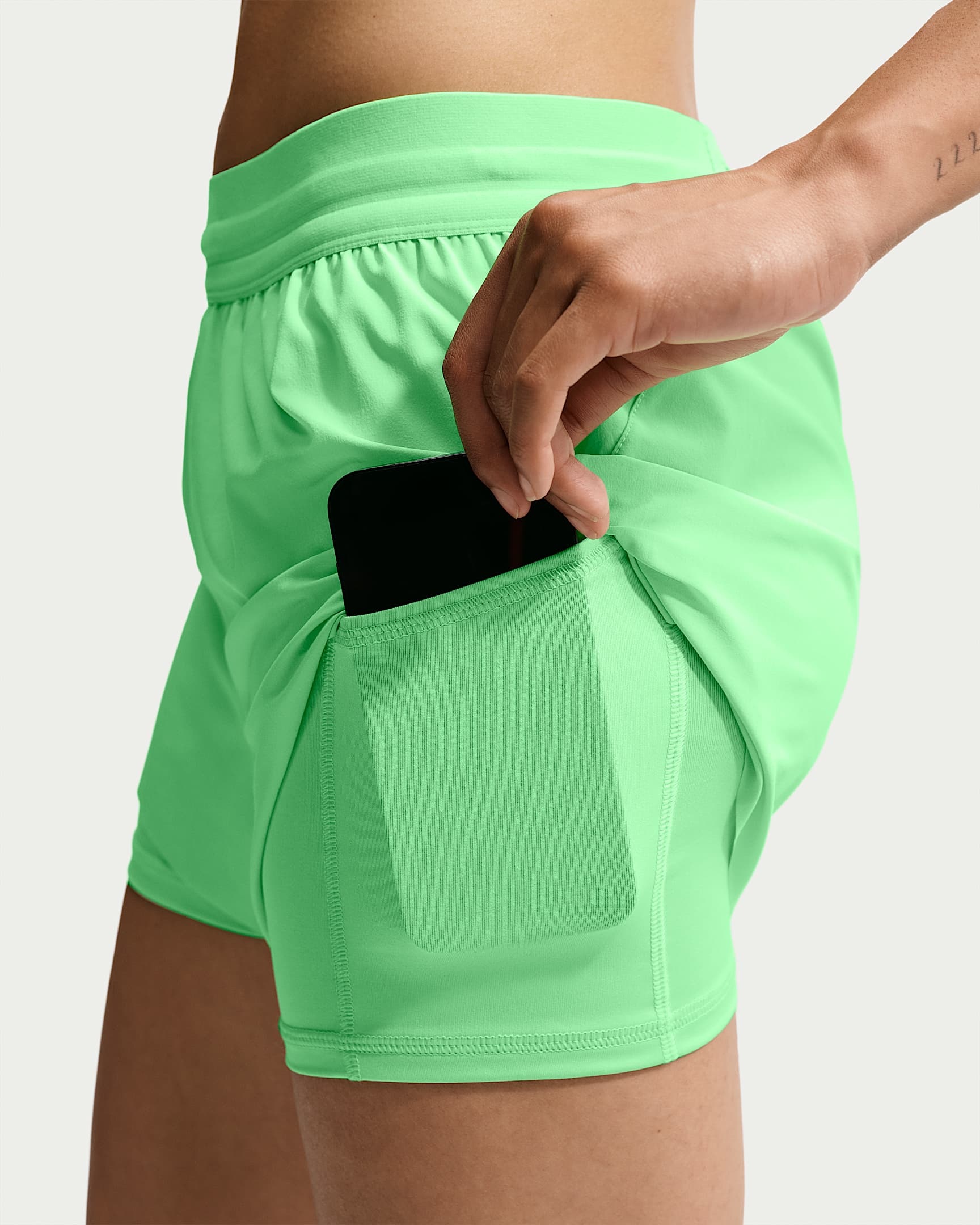 Nike Laufshorts »Nike Swift Women's Dri-FIT Mid-Rise 2-in-1 Running Shorts«  2-in-1-Design, mit Reißverschlusstasche hinten am Bund