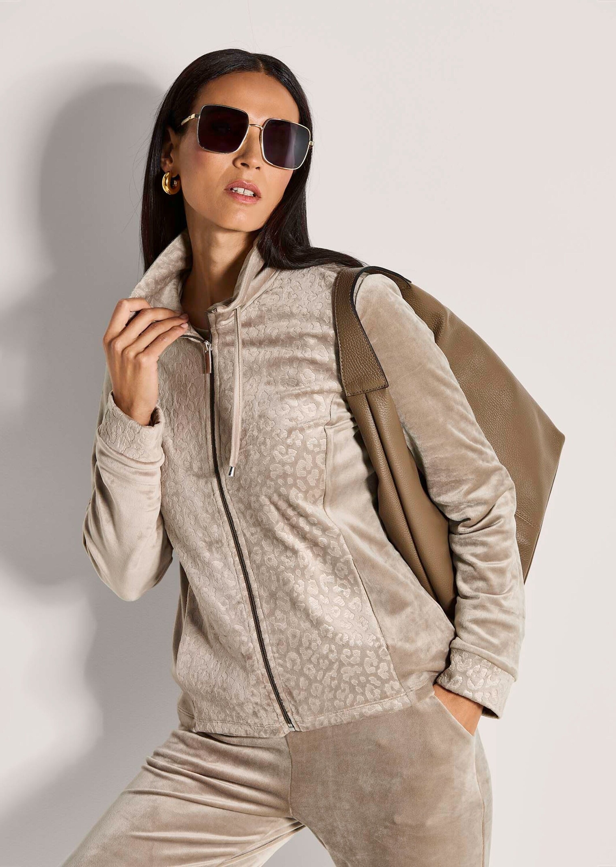 MADELEINE Kurzjacke »Sweatjacke Flauschige Nickijacke mit Reißverschluss«