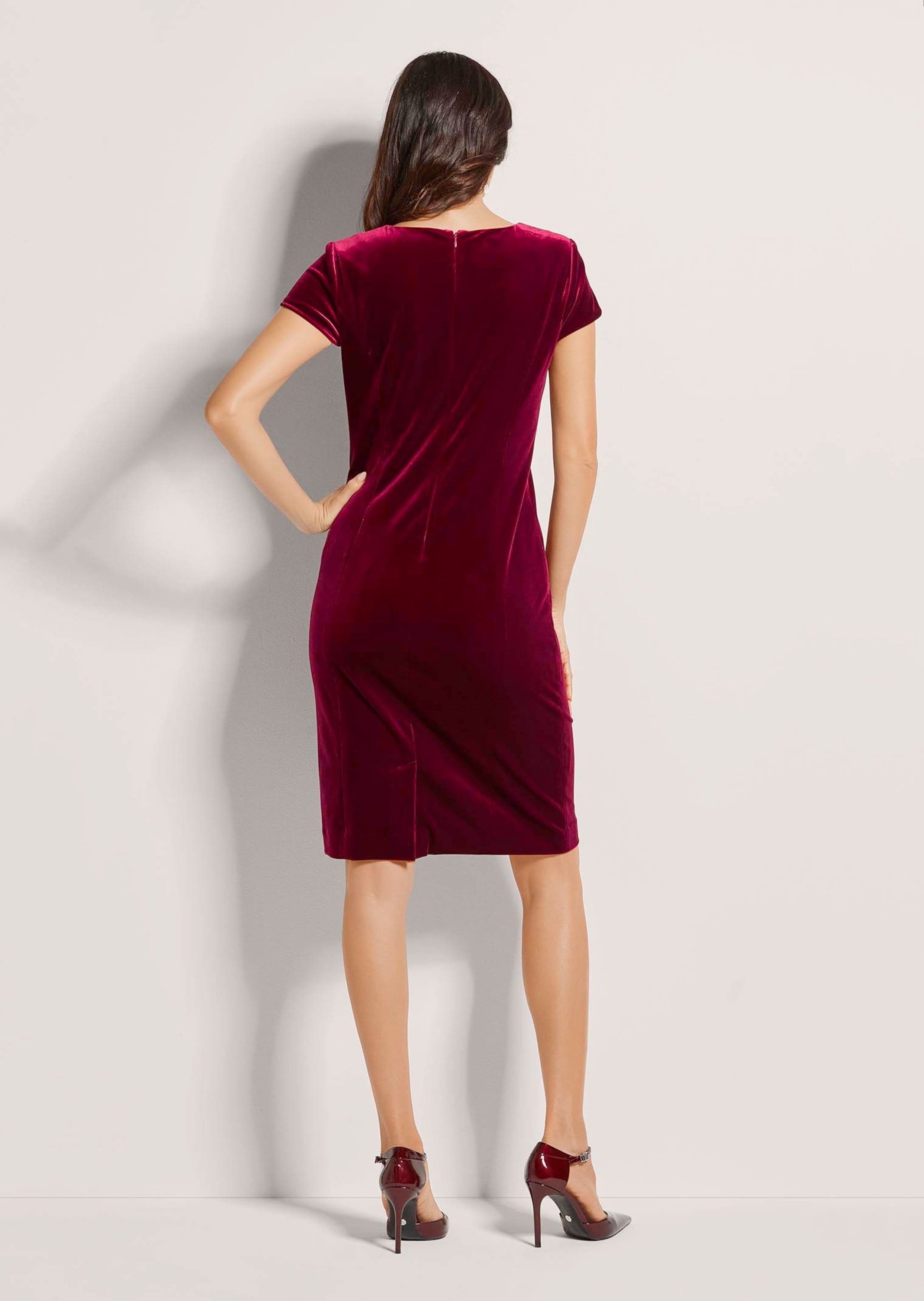 MADELEINE Sommerkleid »Etuikleid Kurzarm Samtkleid in Midilänge«