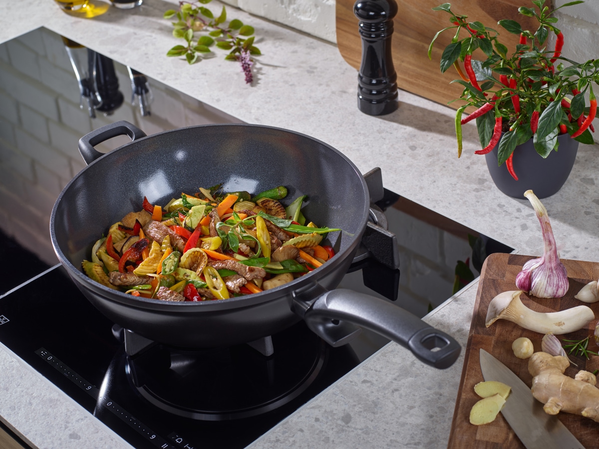 Fissler Wok »Ceratal® Orbit Black« Aluminium 1 Stk. tlg. gesünderes Kochen mit Antihaft-Effekt, hergestellt ohne PFAS/PTFE