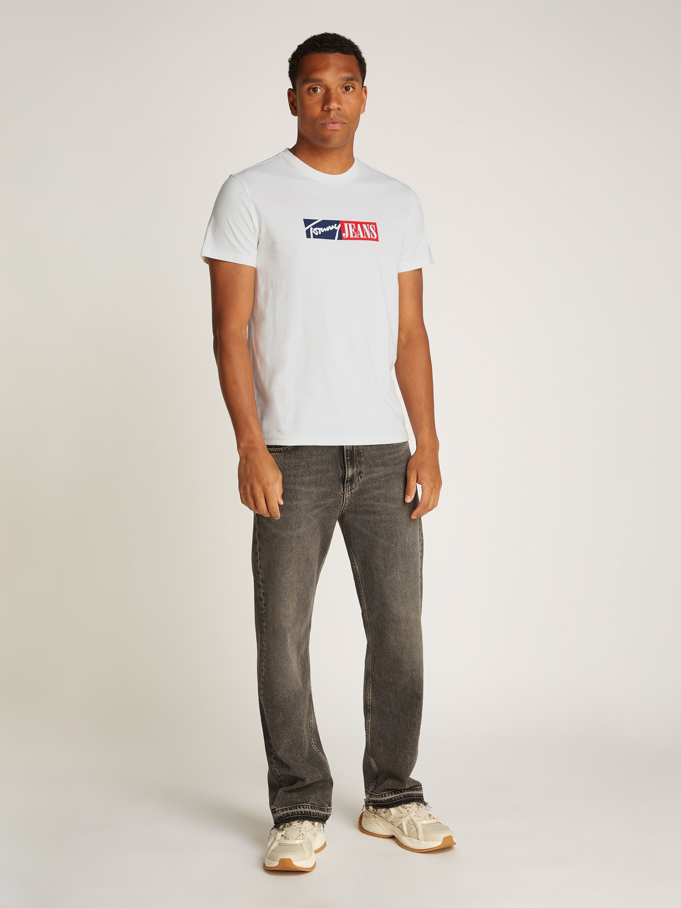 Tommy Jeans T-Shirt »TJM SLIM ENTRY GRAPHIC TEE EXT«, mit Logo auf der Brust