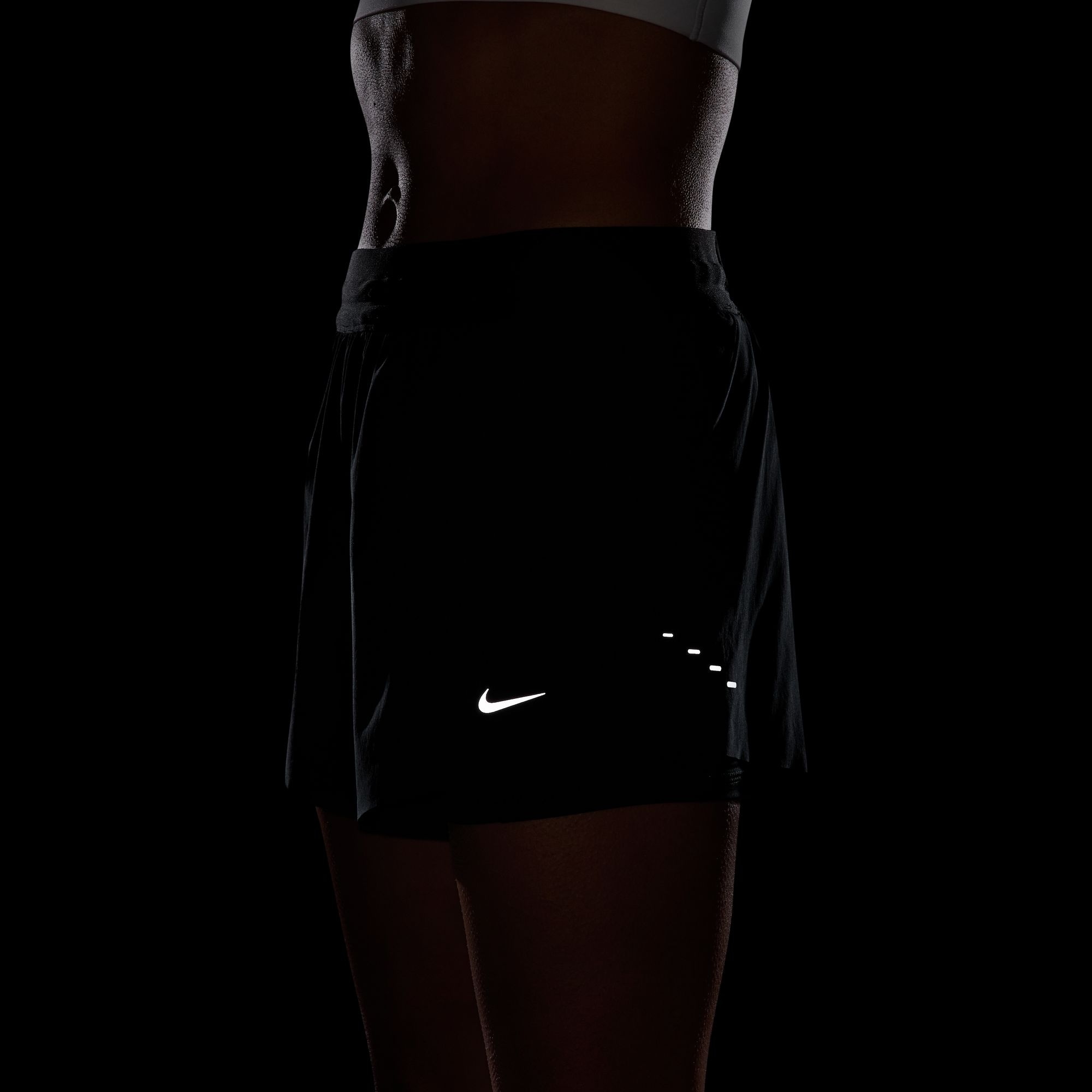 Nike Laufshorts »Nike Swift Women's Dri-FIT Mid-Rise 2-in-1 Running Shorts«  2-in-1-Design, mit Reißverschlusstasche hinten am Bund