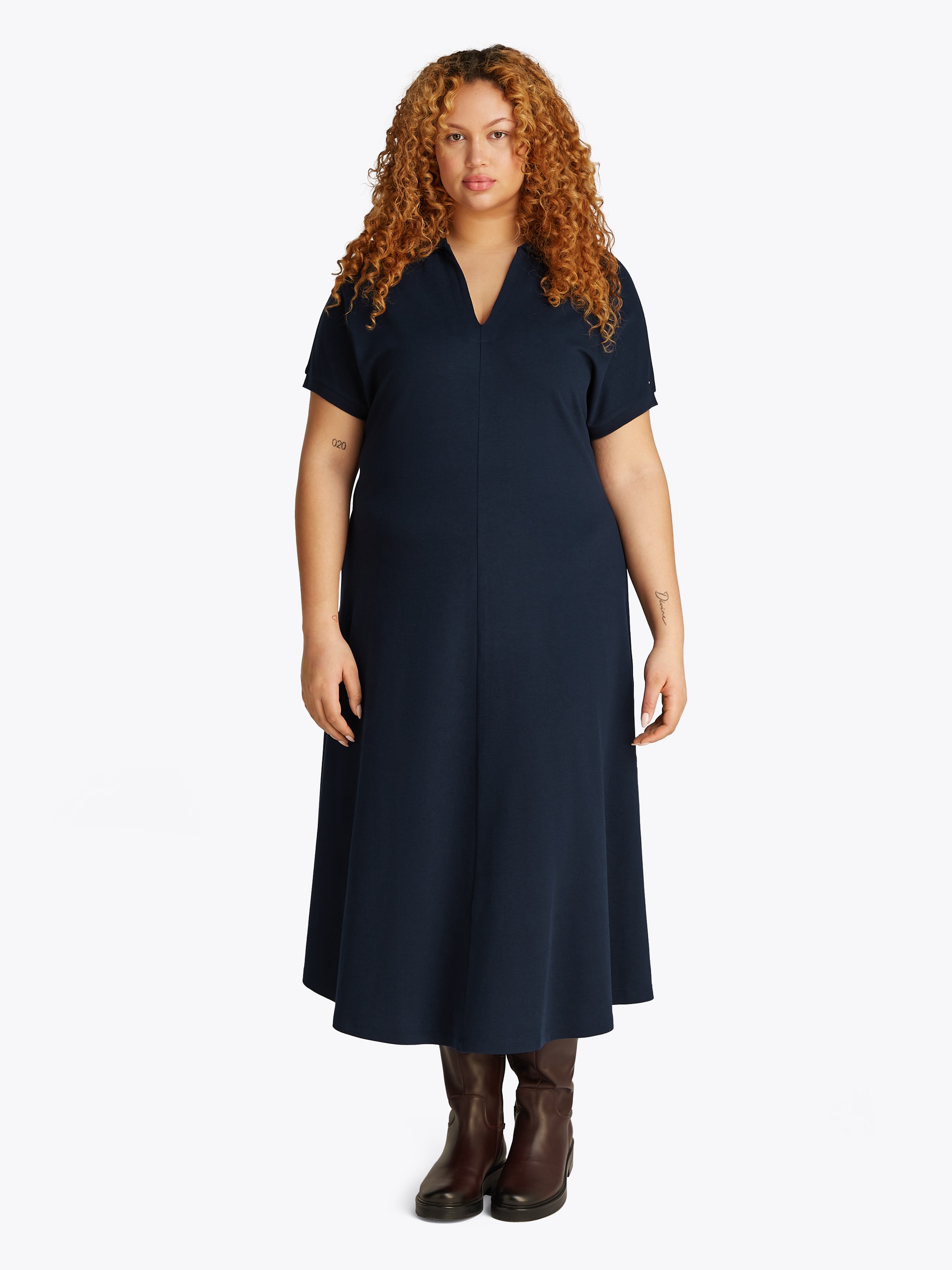 Tommy Hilfiger Curve Midikleid »CRV LYOCELL OPEN-NK MIDI DRESS«, in Großen Größen, Logostickerei, V-Ausschnitt
