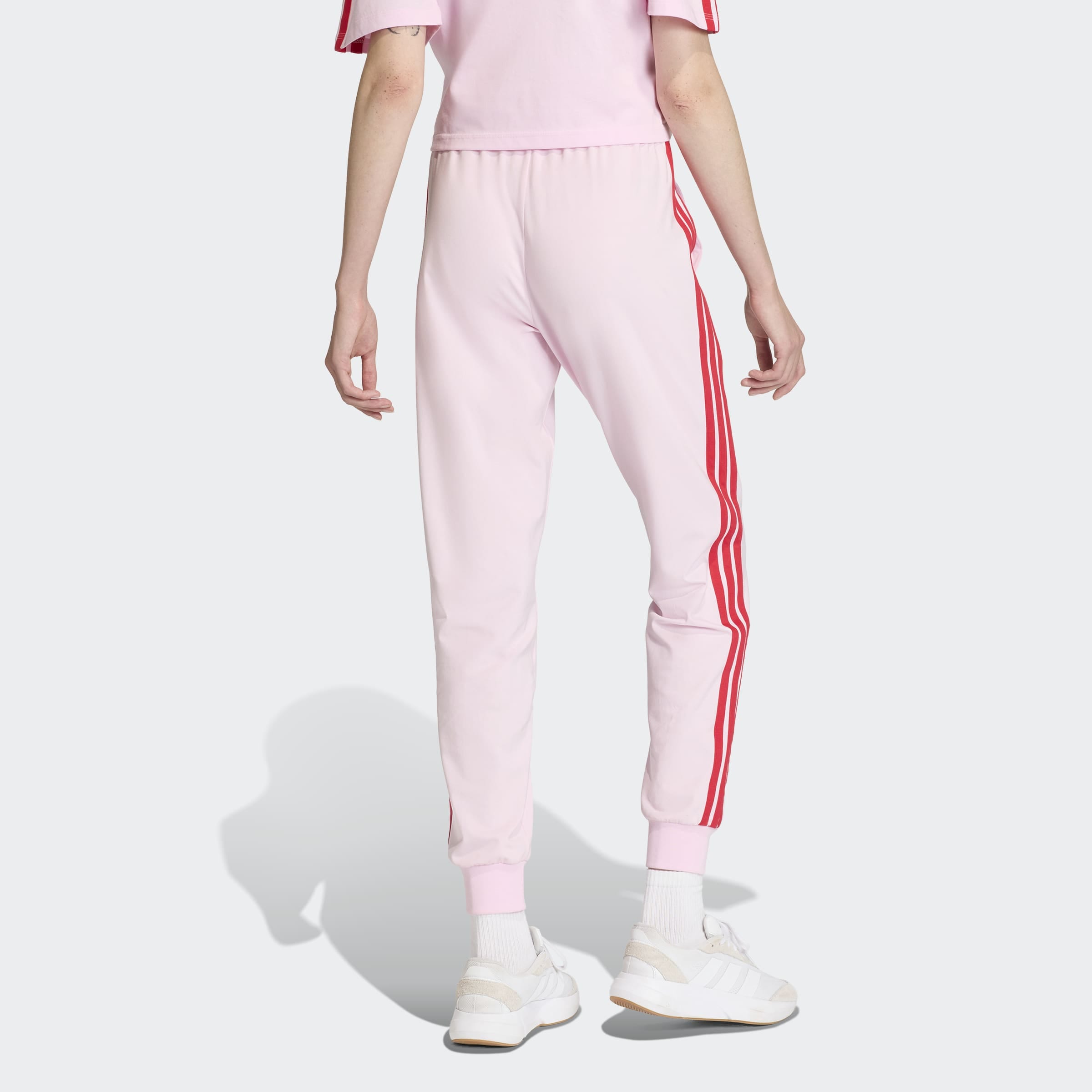 adidas Sportswear Sporthose »ESSENTIALS 3-STREIFEN«  Lässig geschnitten, hoher Bund, schmal zulaufende Beinform