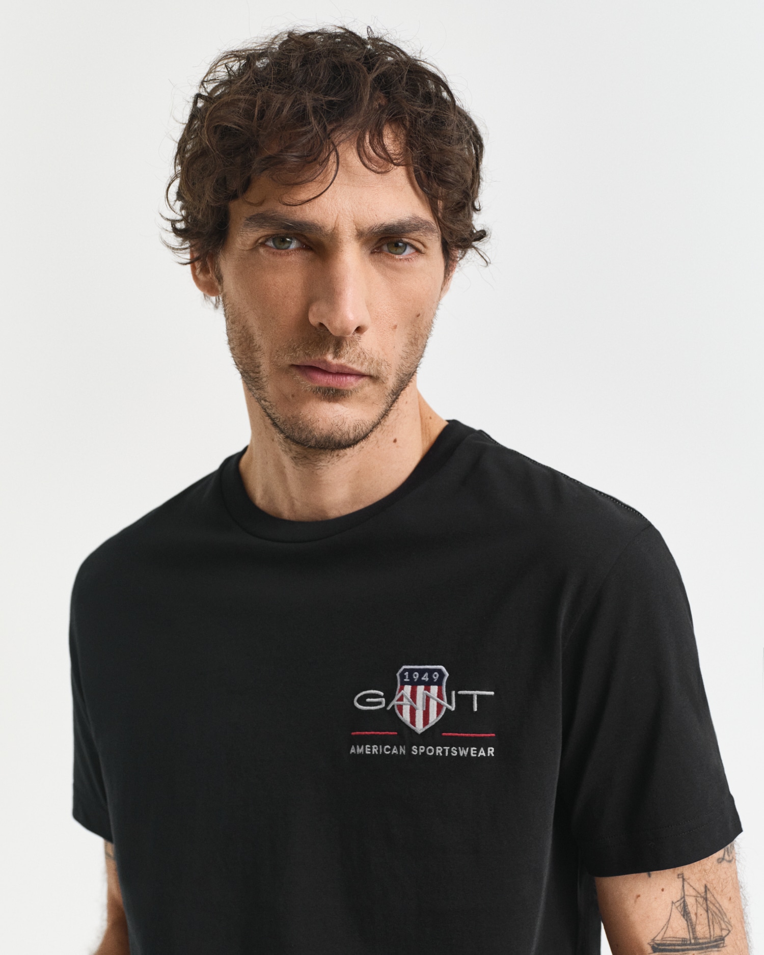 Gant T-Shirt »REG ARCHIVE SHIELD EMB SS T-SHIRT«, von dem Archiv aus den 1980er-Jahren inspiriert