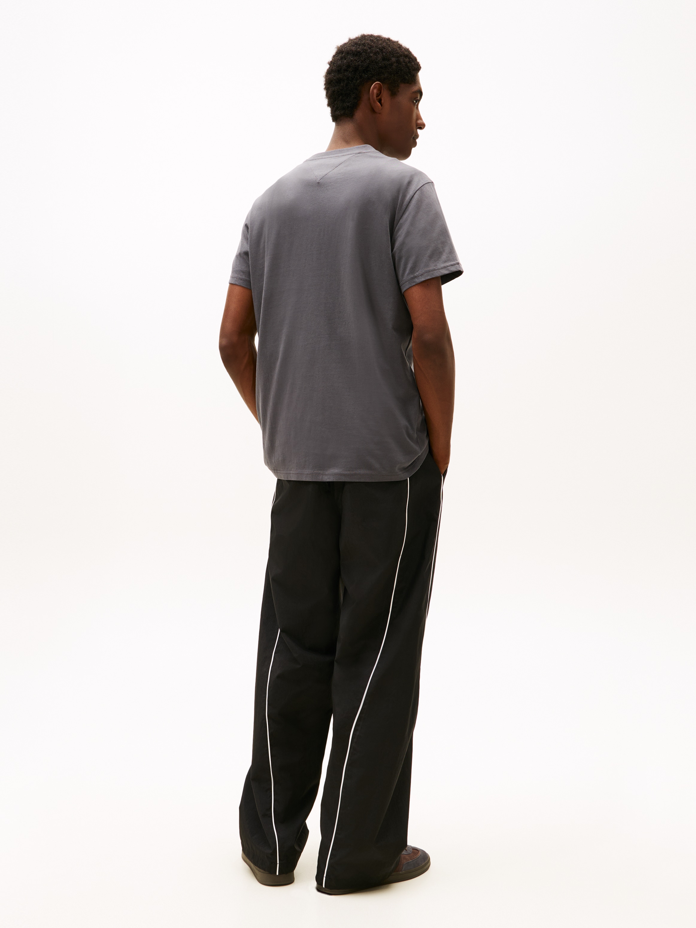Tommy Jeans T-Shirt »TJM SLIM LINEAR CHEST TEE EXT« Mit Rundhalsausschnitt