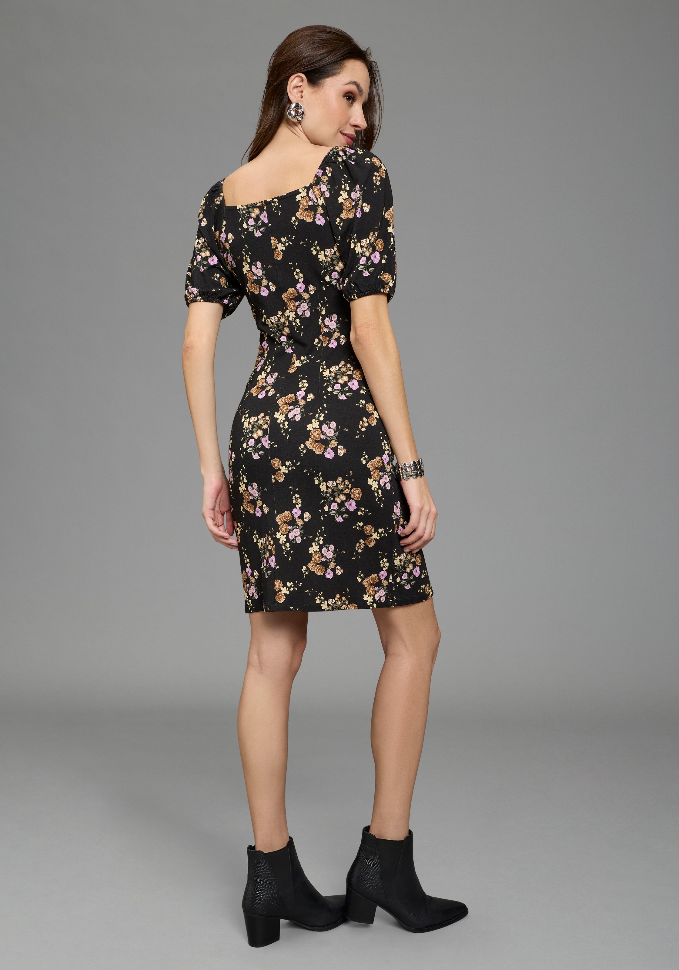 Bruno Banani Sommerkleid mit geblümter Optik, aus Jersey, elastische Viskosemischung