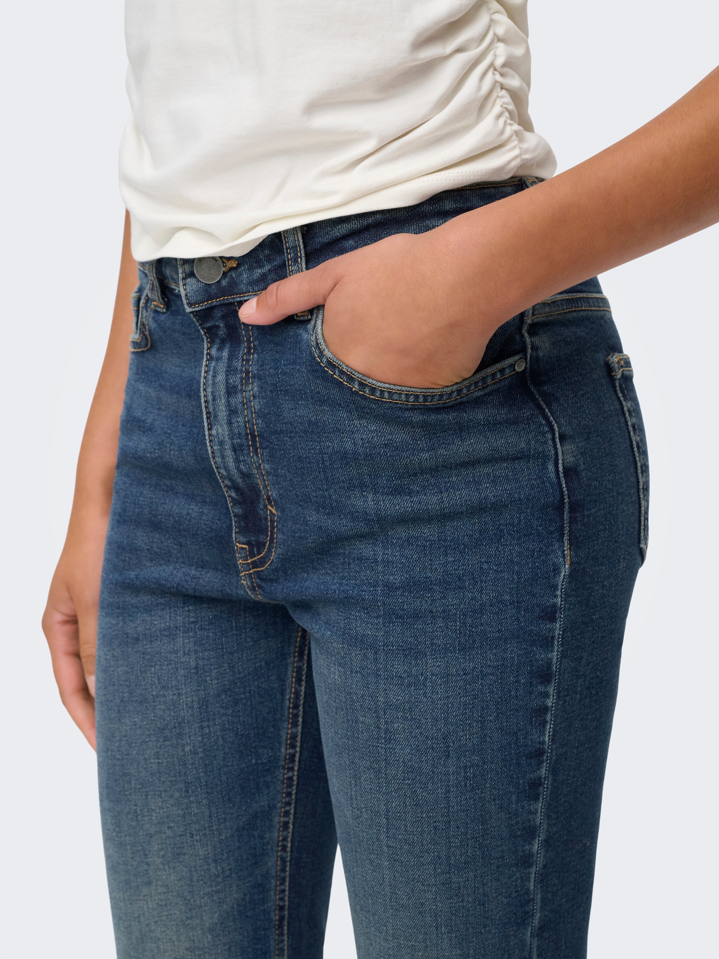 JDY 5-Pocket-Jeans »JDYKATHY HW FLARED JEANS DNM NOOS«, mit ausgestelltem Bein im Flared Look