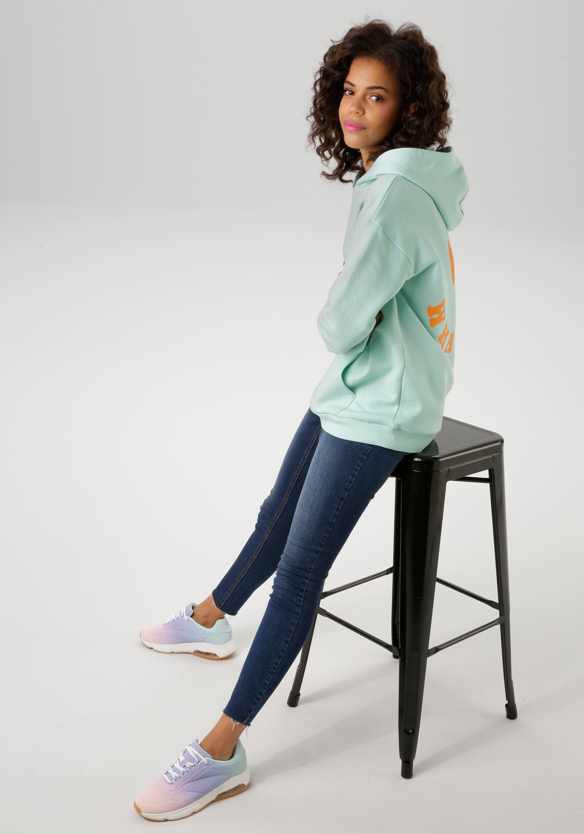 Aniston CASUAL Kapuzensweatshirt, mit Smiley im Rücken