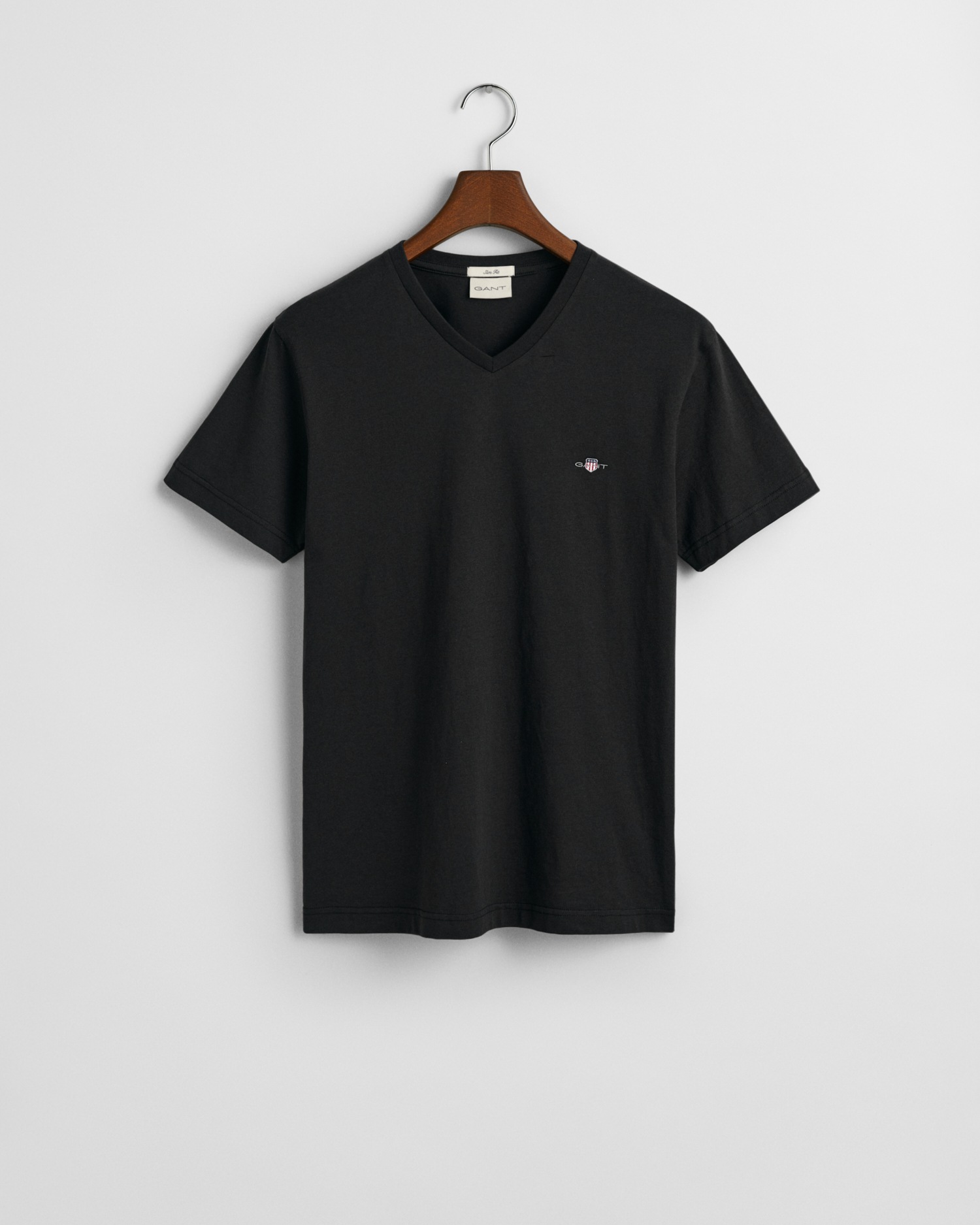 Gant T-Shirt »SLIM SHIELD V-NECK T-SHIRT«, mit einer kleinen Logostickerei auf der Brust