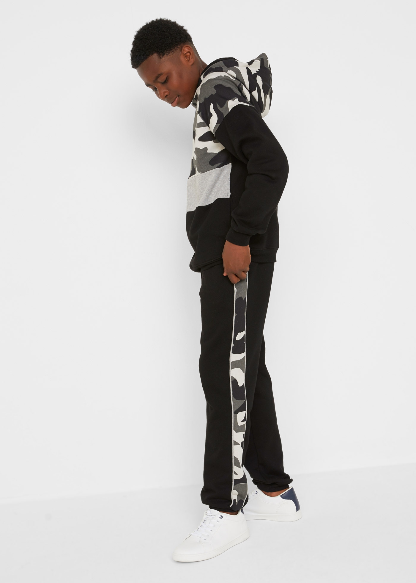 bonprix Langarmshirt & Hose »Sweatshirt & Jogginghose« Set, 2,  mit Camouflage-Print, mit kontrastfarbenen Bereichen