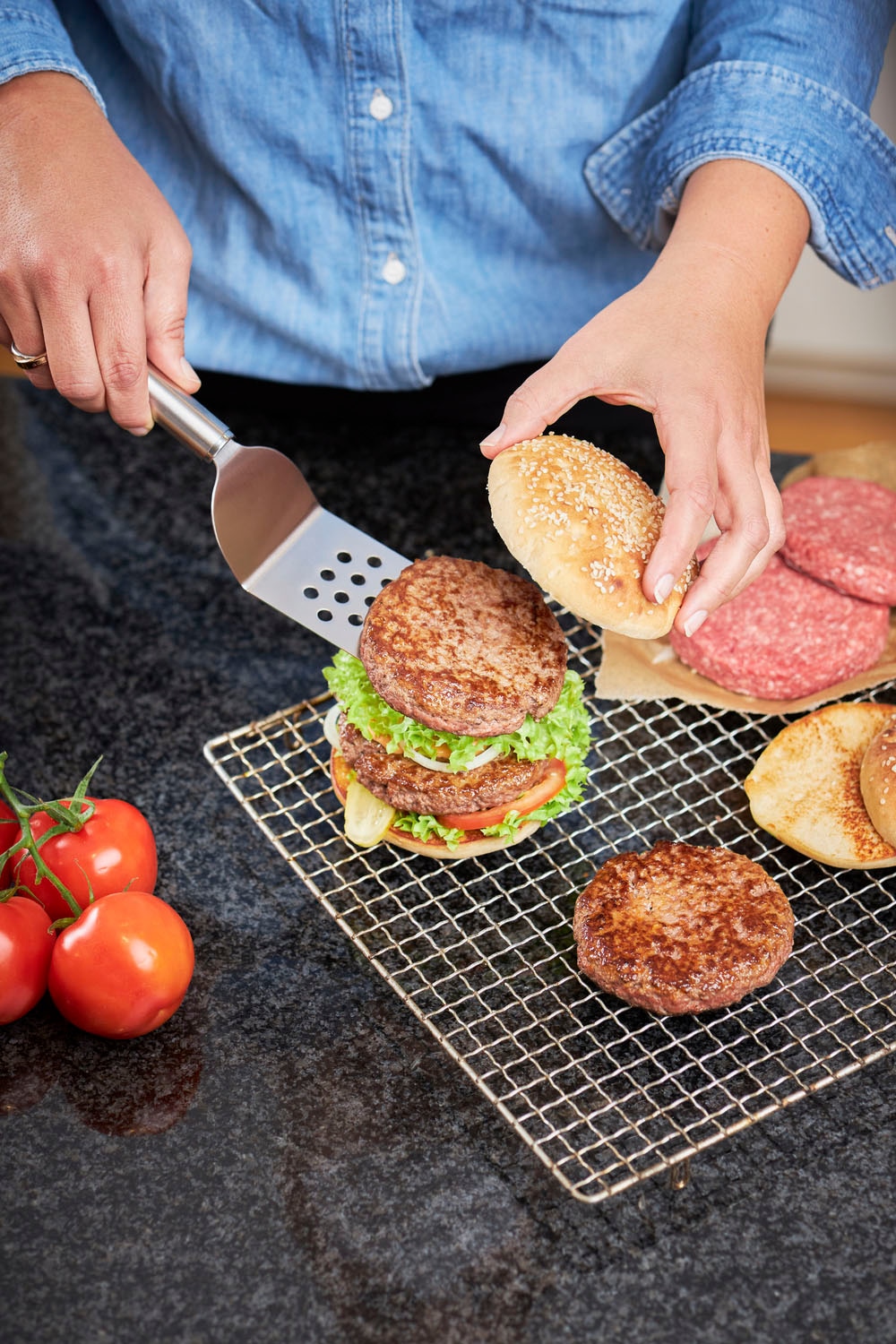 RÖSLE Grillwender »Burger Wender, 25120«, (1 tlg.), in Profiqualität mit Lochung, Rundgriff und Aufhängeöse, Edelstahl
