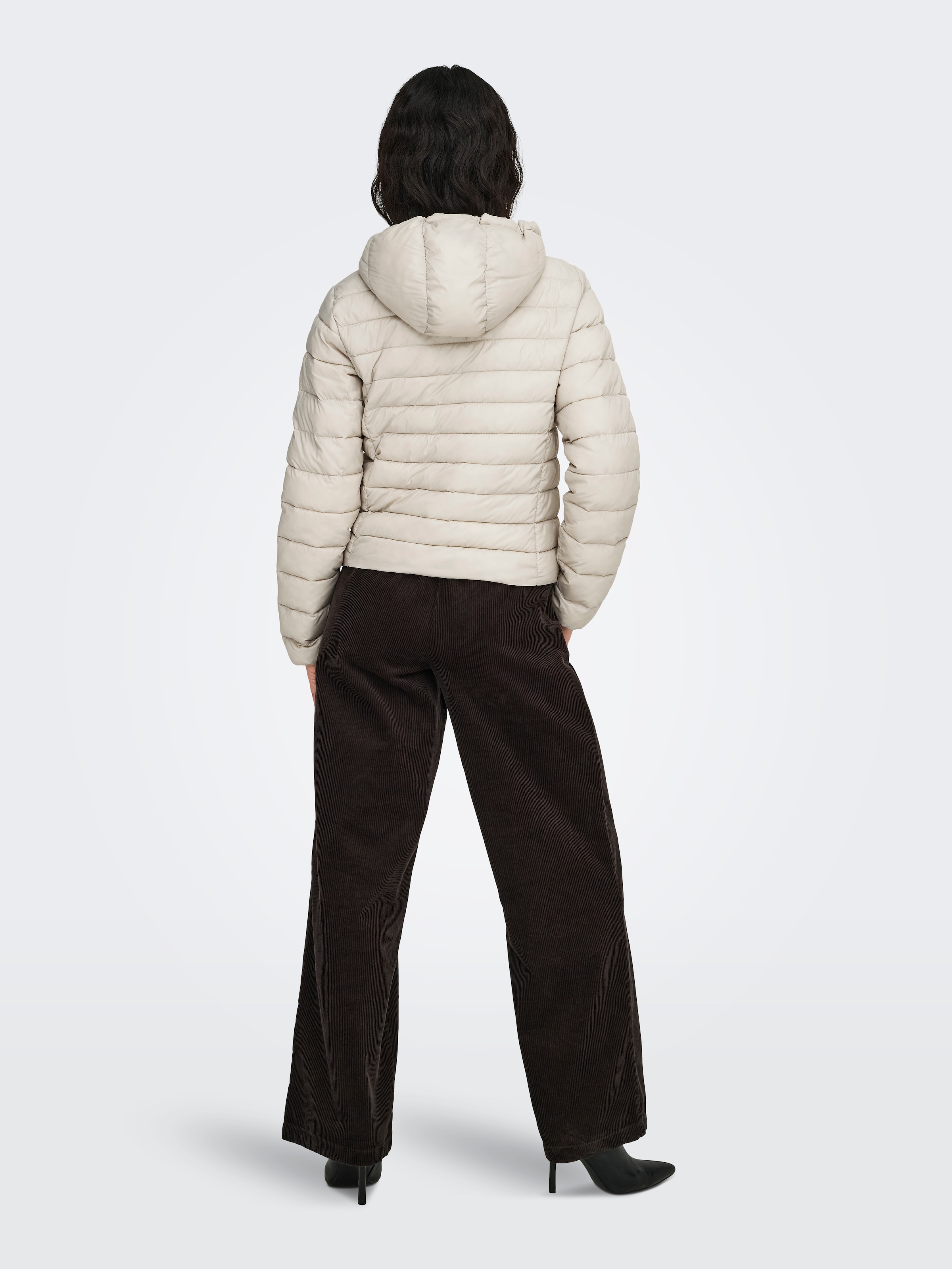 ONLY Steppjacke »ONLTAHIA LW QUILTED HOOD JKT OTW CC OTW« mit Kapuze Kunstfaser