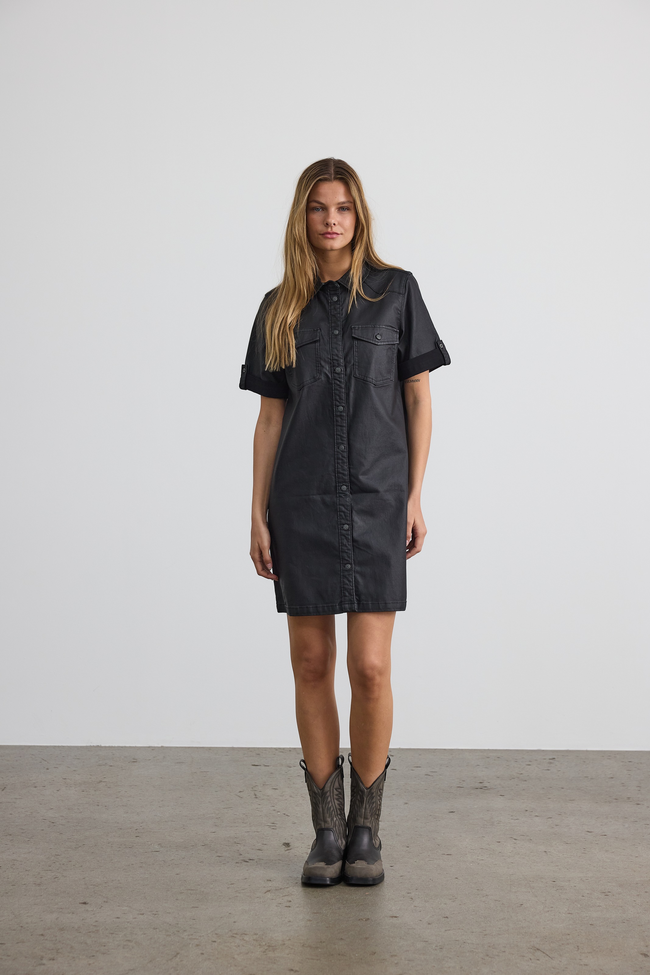 Noisy may Minikleid »NMNEW SIGNE S/S COATED DENIM DRESS NOOS«