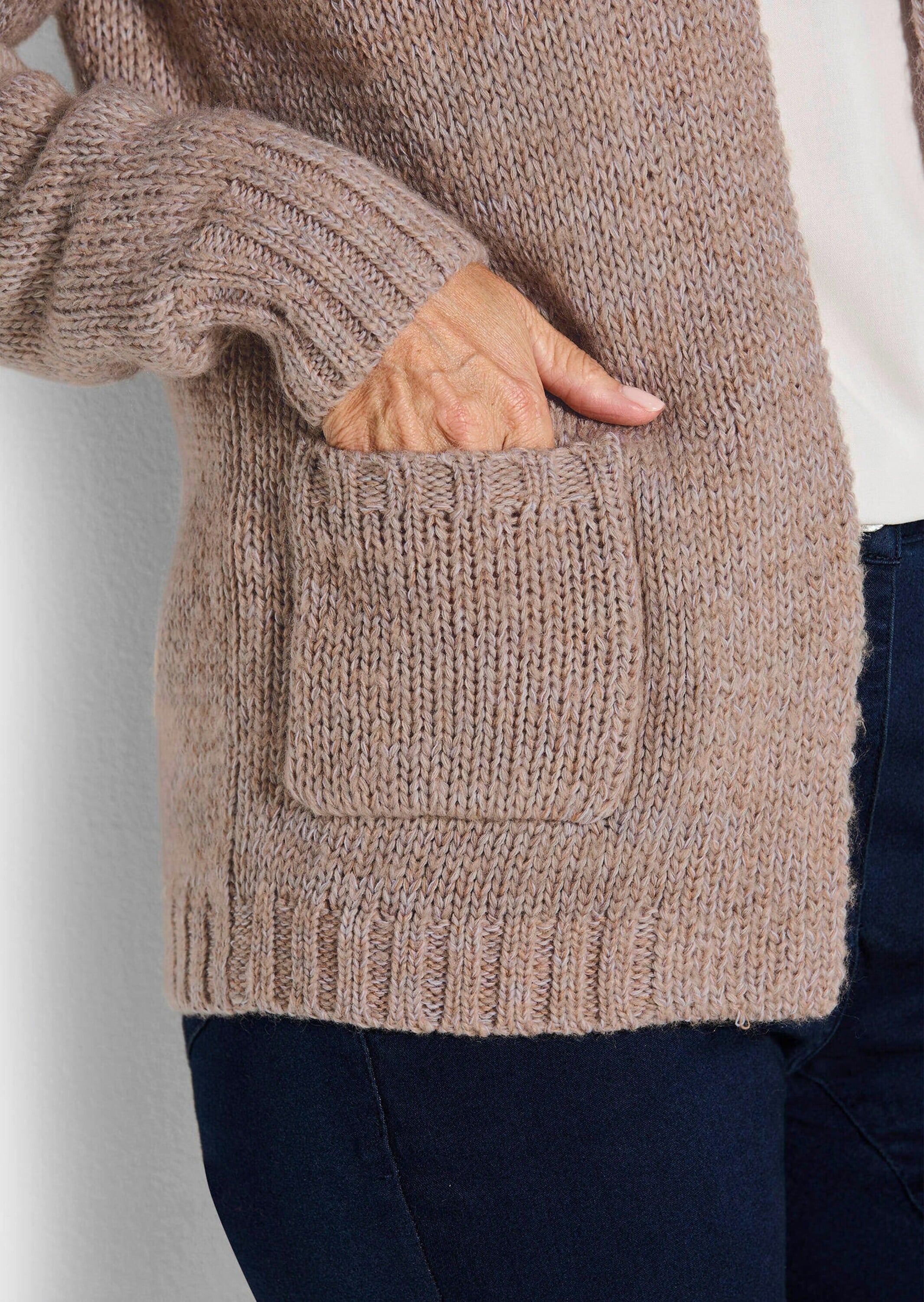 GOLDNER Strickjacke »Kurzgröße Strickjacke mit aufgesetzten Taschen«