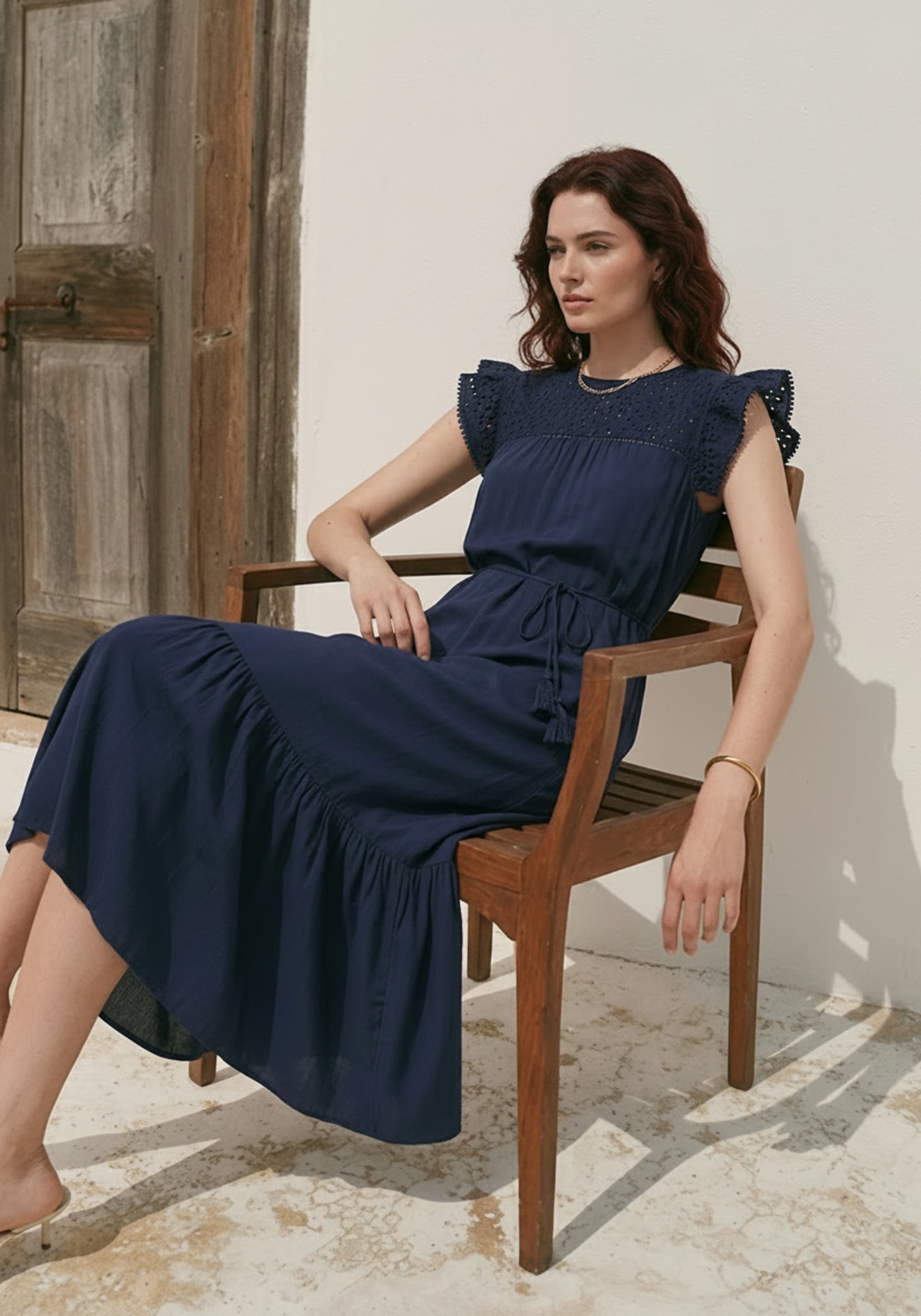 Tamaris Jerseykleid mit femininer Lochstickerei und verspieltem Schnitt