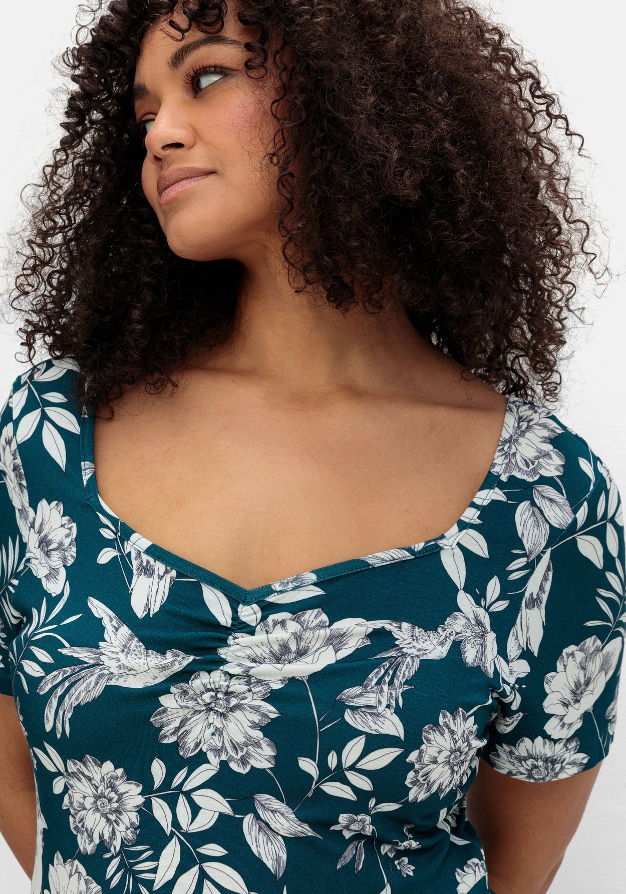 Sheego Jerseykleid »Jerseykleid mit Blumendruck und Herzausschnitt«