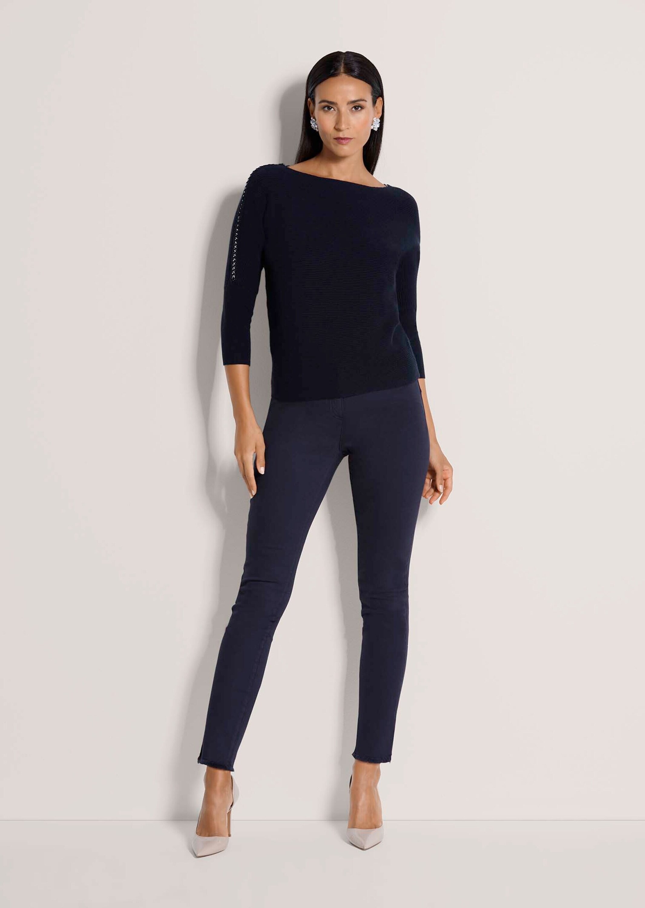 MADELEINE Longpullover »Feinstrickpullover Viskosepullover mit Deko-Kette« Zierkette