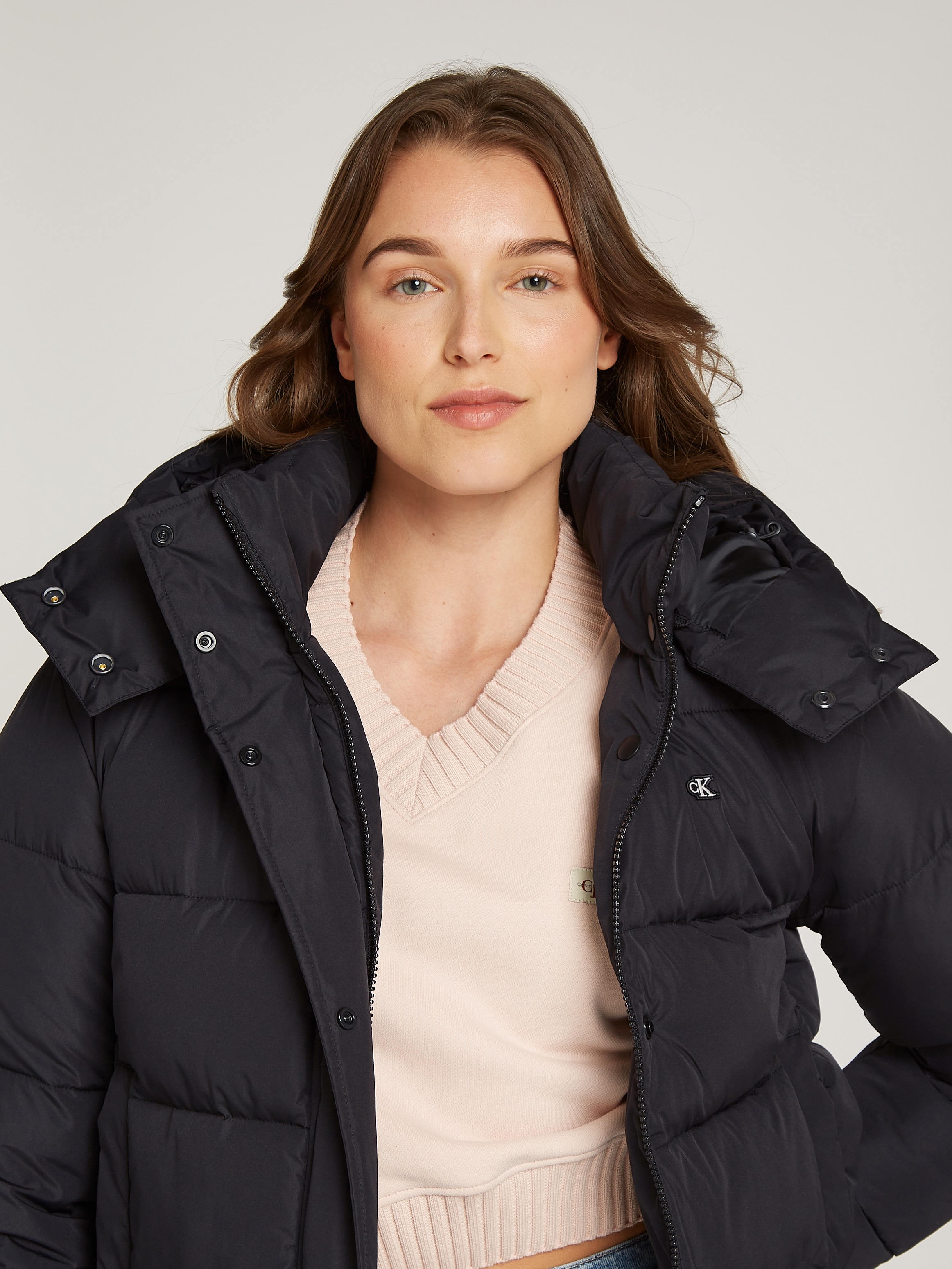 Calvin Klein Jeans Steppjacke »MATTE MONOLOGO ND SHORT PUFFER«, mit Kapuze, mit Logodruck