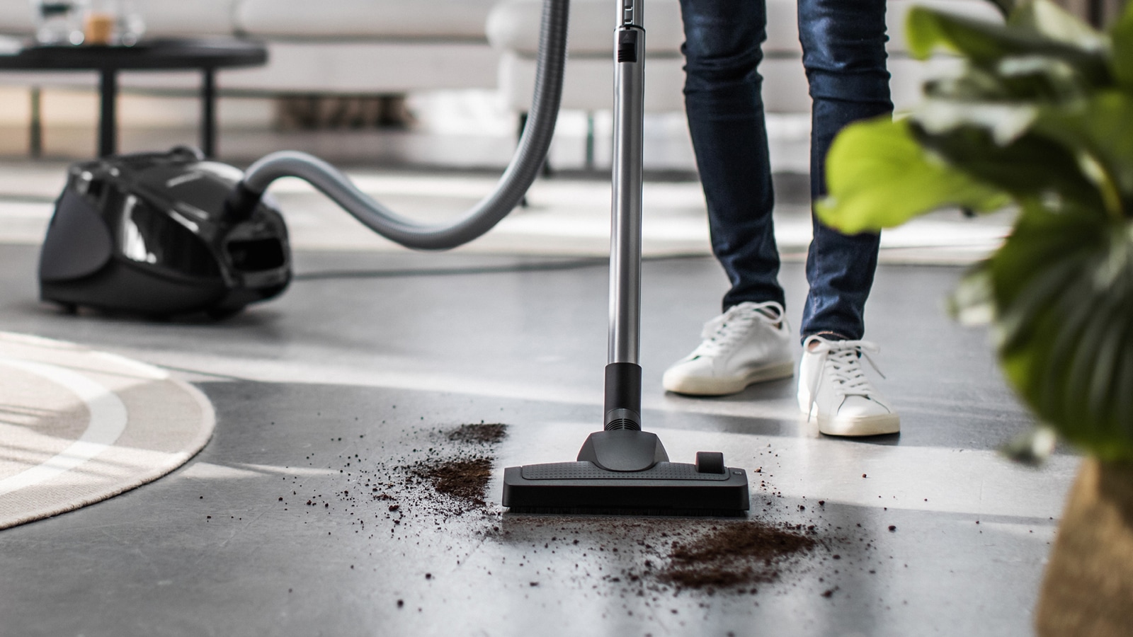 SIEMENS Bodenstaubsauger »synchropower VS06A212, Made in Germany, Hygiene-Filter, kompakt« 600 W mit Beutel hohe Saugkraft, spezielle Hartbodendüse, integriertes Zubehör, schwarz