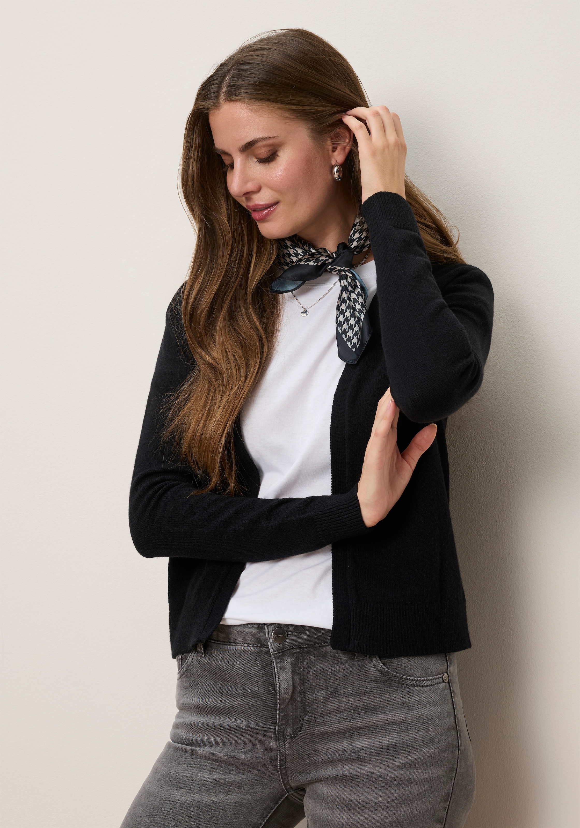 Tamaris Strickjacke »kurzer Schnitt, figurumspielende Passform« aus weicher Viskosemischung