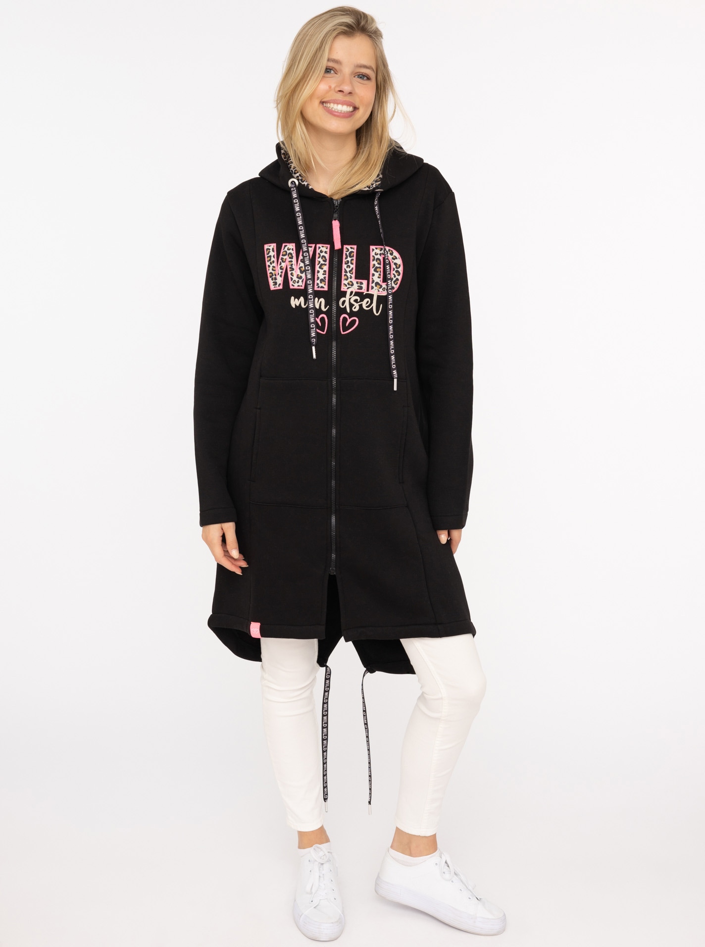 Zwillingsherz Jerseymantel »"Wild Mindset"«, mit großem WILD Motiv gestickt, Leo Details, Taschen