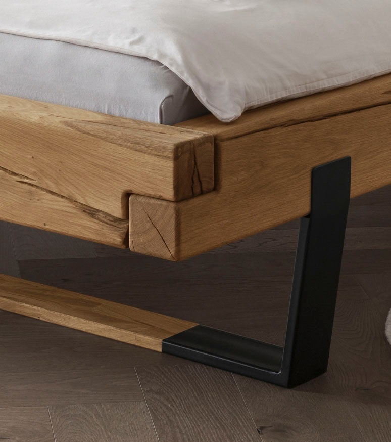 Home affaire Massivholzbett »Ultima Balkenbett Doppelbett, Füße Metallkufe mit Holzelement«, (hohe Belastbarkeit: 200kg je Seite), FSC®-zertifizierte Wildeiche oder Fichte, viele Breiten zur Auswahl