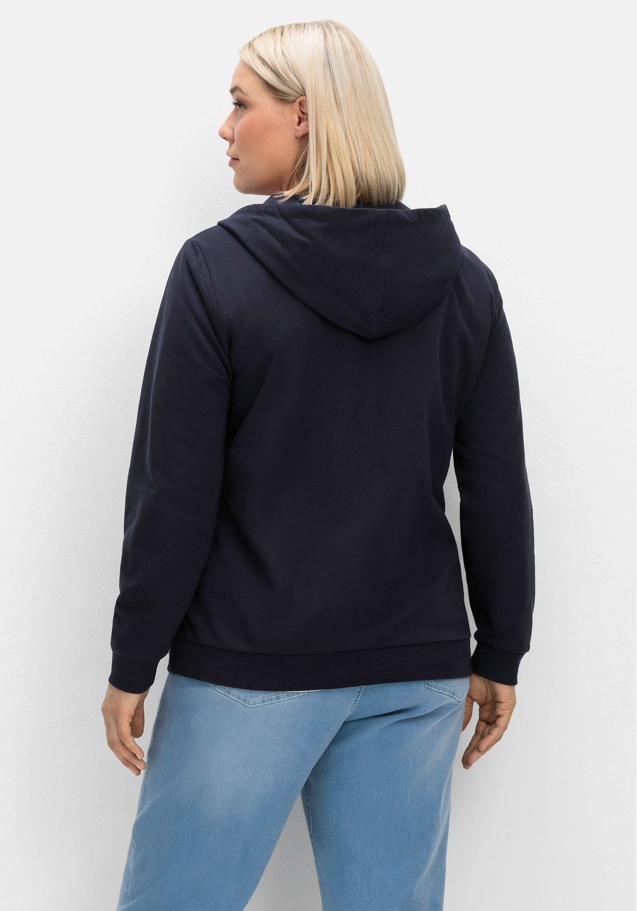 Sheego Kapuzensweatjacke »Sweatjacke mit Print und Kängurutasche«, mit Print und Kängurutasche
