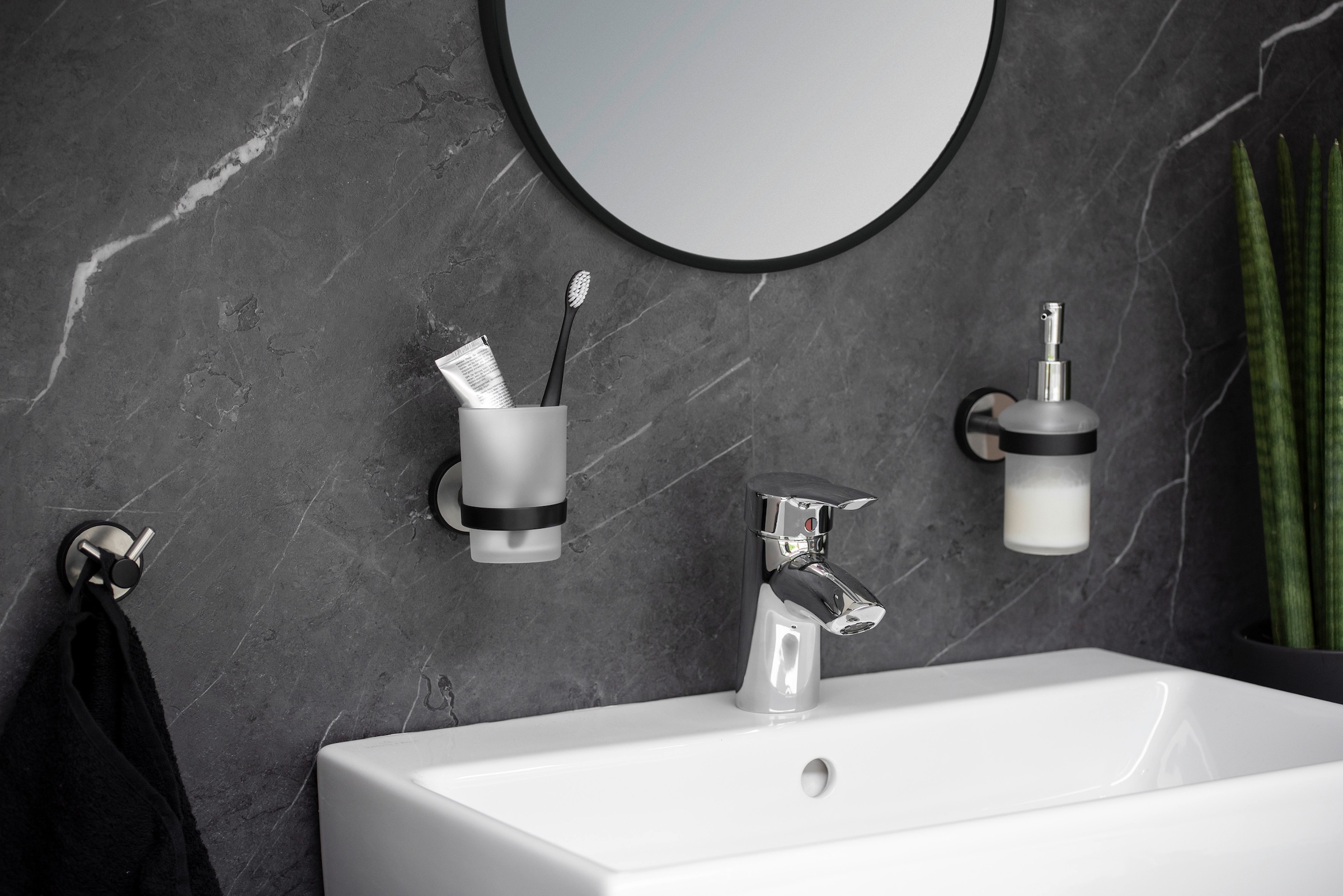 WENKO Zahnputzbecher »UV-Loc® Udine«, befestigen ohne Bohren mit innovativem Klebesystem