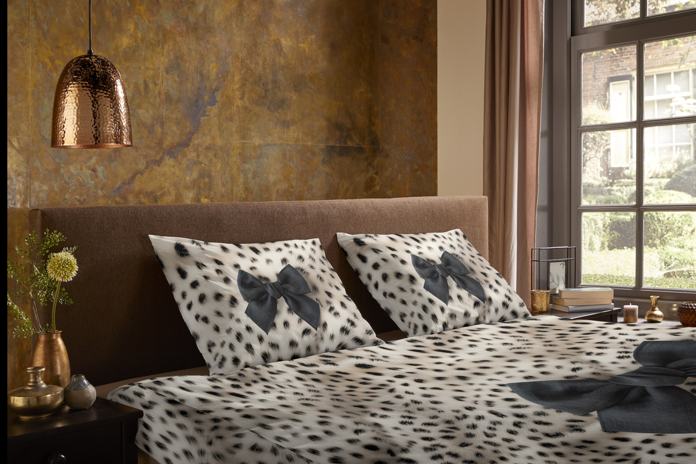 PURE luxury collection Wendebettwäsche »Ragna«, Mikrofaser, Pflegeleicht, Reißverschluss, Wendeoptik, Schleife leopard