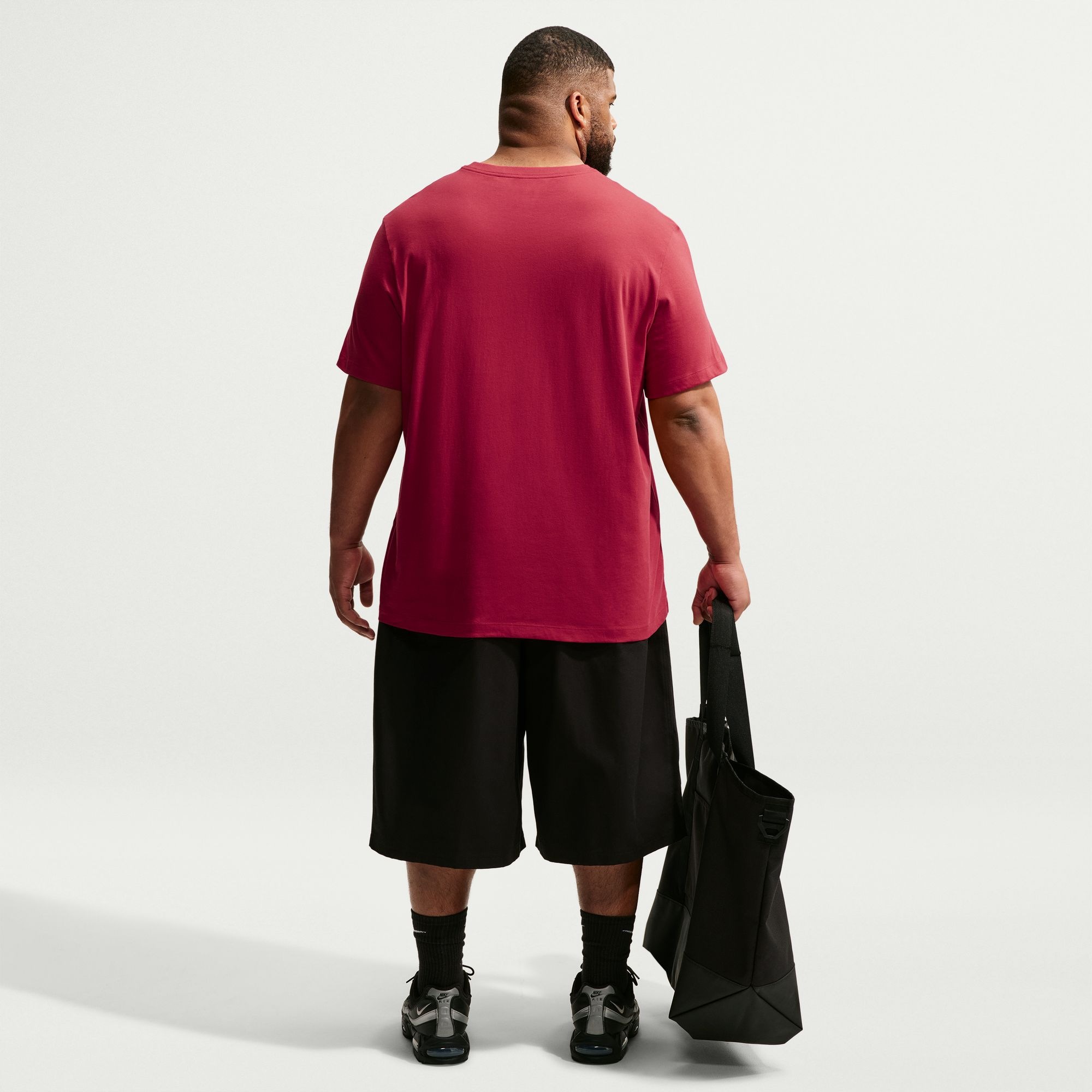 Nike Sportswear T-Shirt »M NSW CLUB TEE« Regular Fit, Kurzarm, sportlich, mit Logostickerei auf der Brust