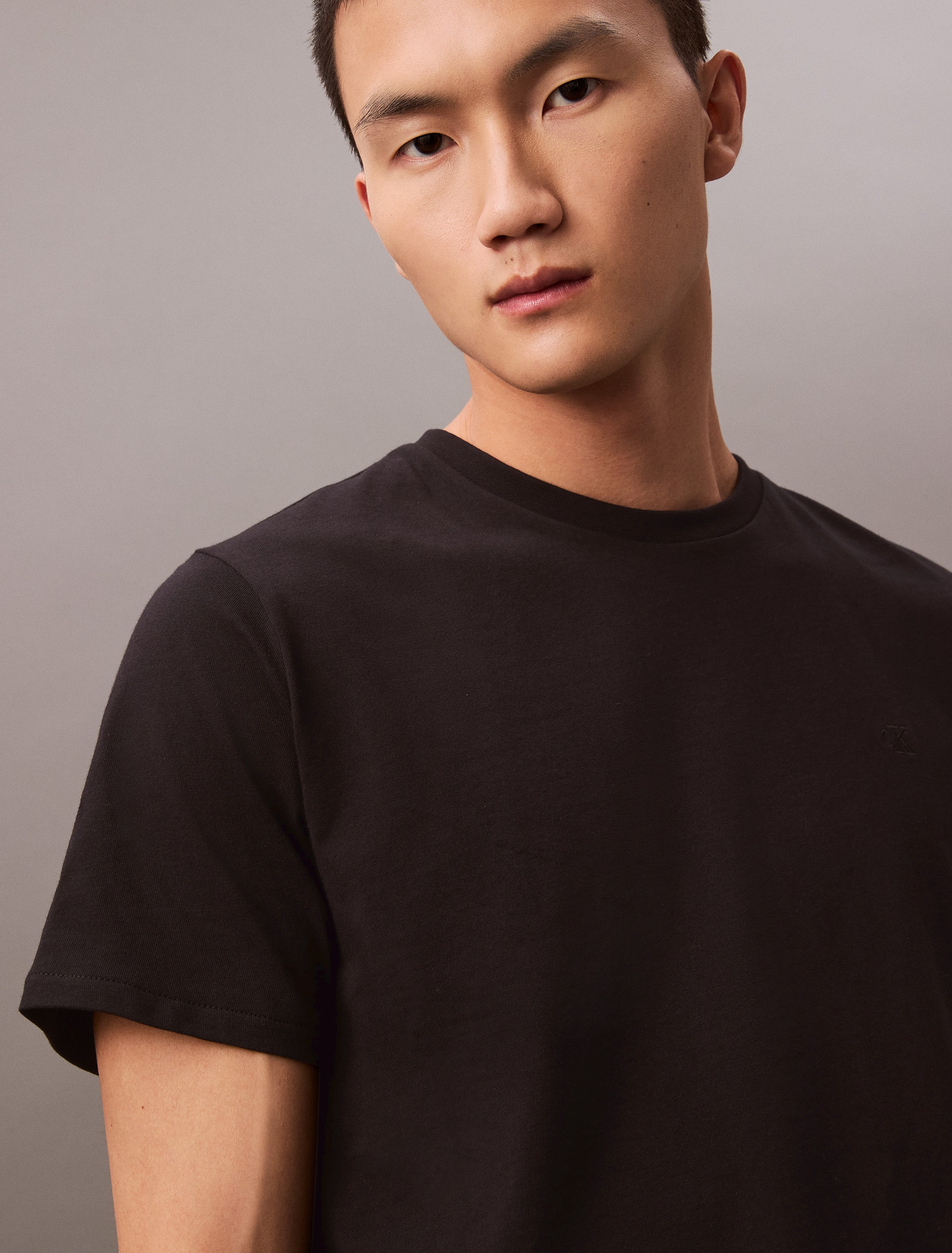 Calvin Klein Jeans T-Shirt »SS SMOOTH CTTN SOLID CREWNK TEE«, mit Logo