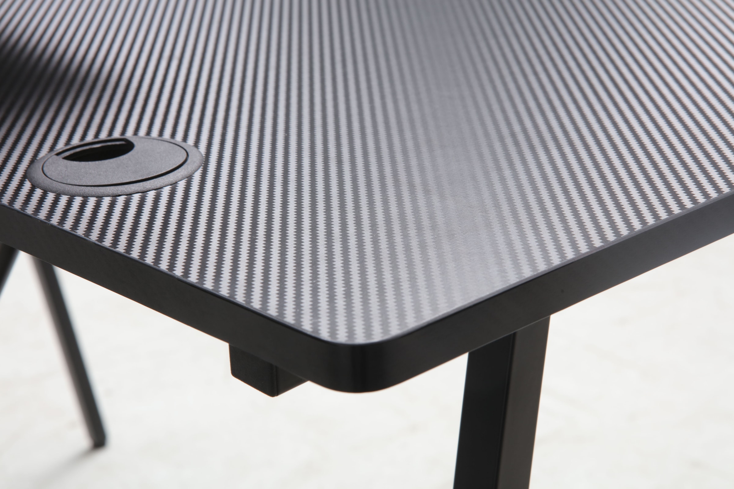 INOSIGN Gamingtisch »STREAKY, Schreibtisch, Computertisch, Kabeldurchlass, 2 Kopfhörerhaken«,Getränkehalter, Monitoraufsatz, Kabelführung, Breite 120 cm