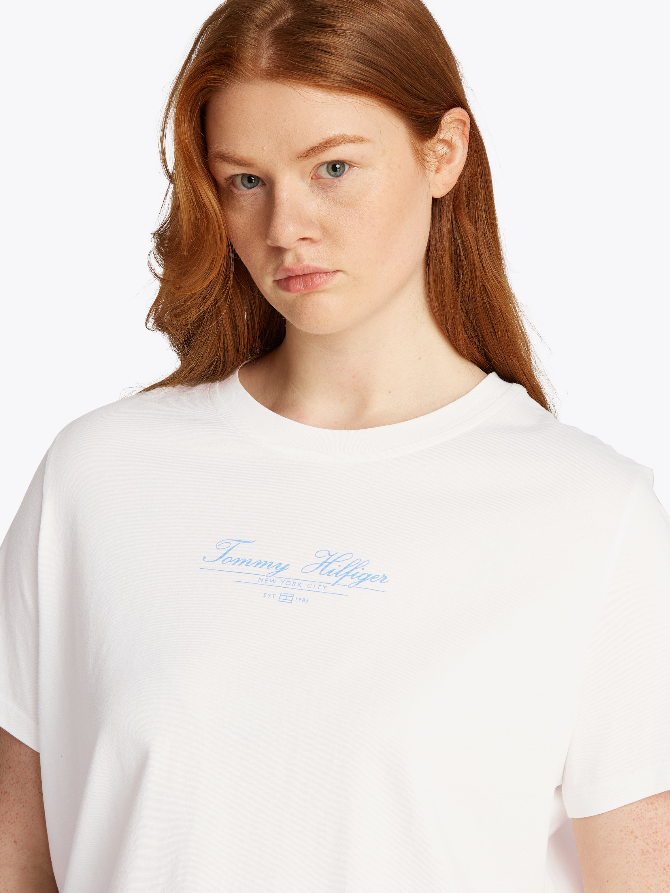 Tommy Hilfiger Curve Rundhalsshirt »CRV REG SCRIPT C-NK TEE SS«, in Großen Größen, Logoschriftzug