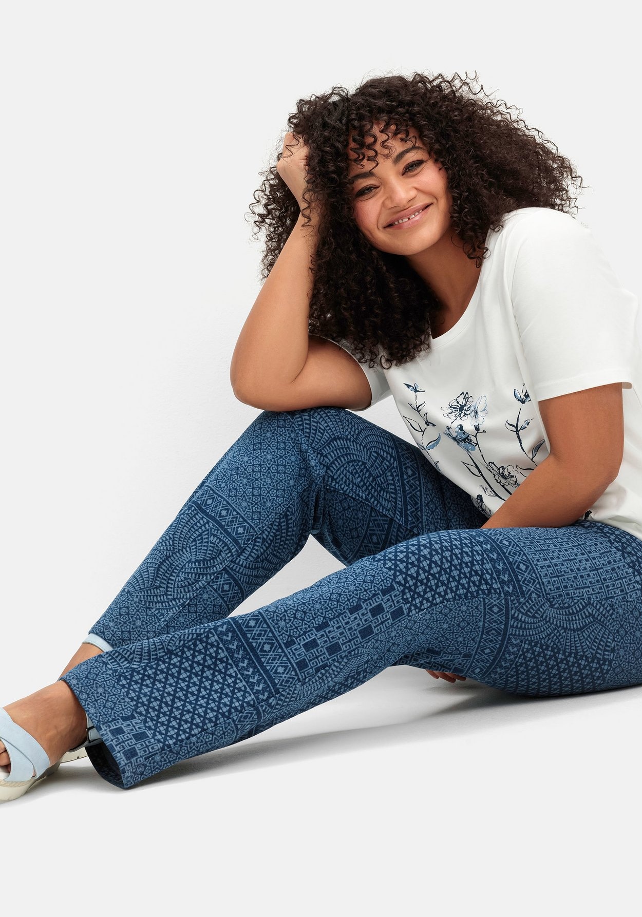Sheego Bootcut-Jeans »Bootcut-Jeans mit Lasercut-Allovermuster«