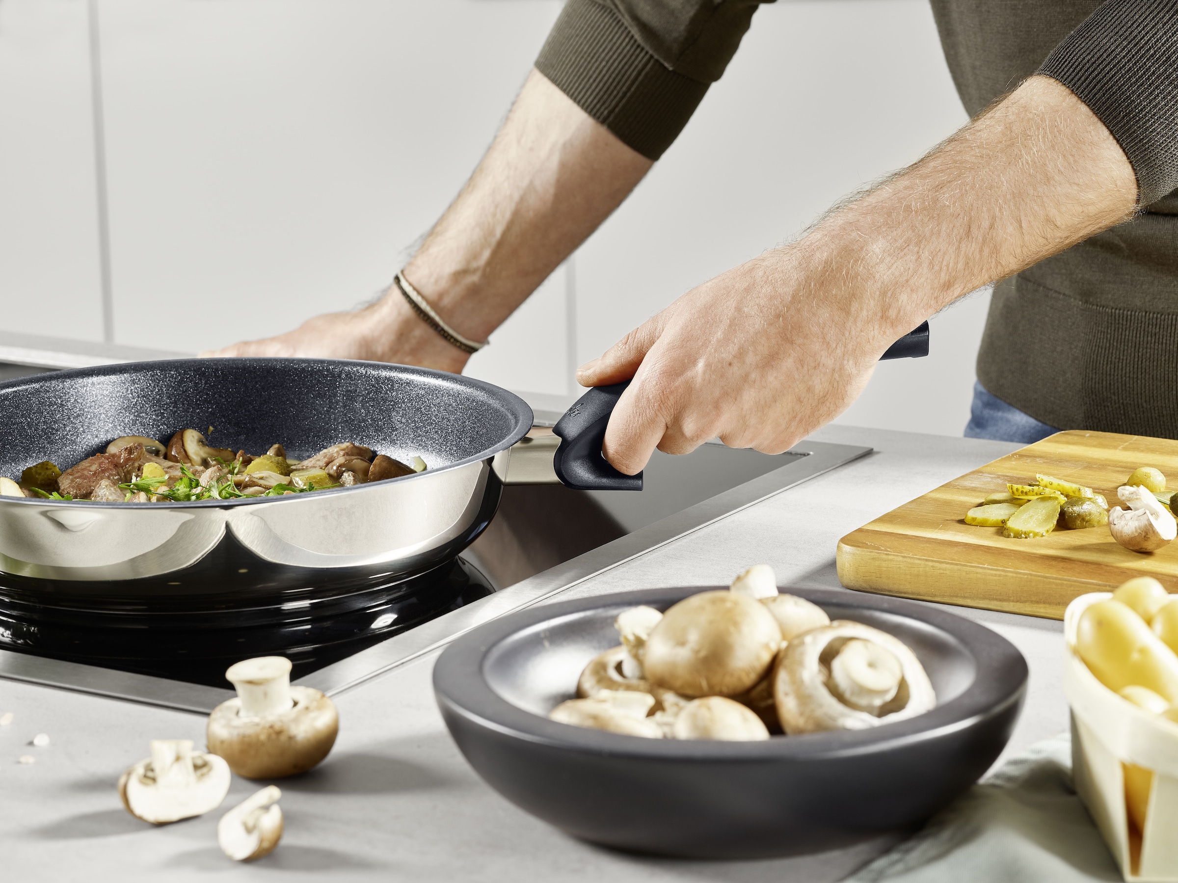 Fissler Bratpfanne »Adamant® premium Edelstahlpfanne beschichtet« Edelstahl 18/0 1 Stk. tlg. induktionsgeeignet,  kratzfeste Antihaft-Beschichtung, Made in Germany