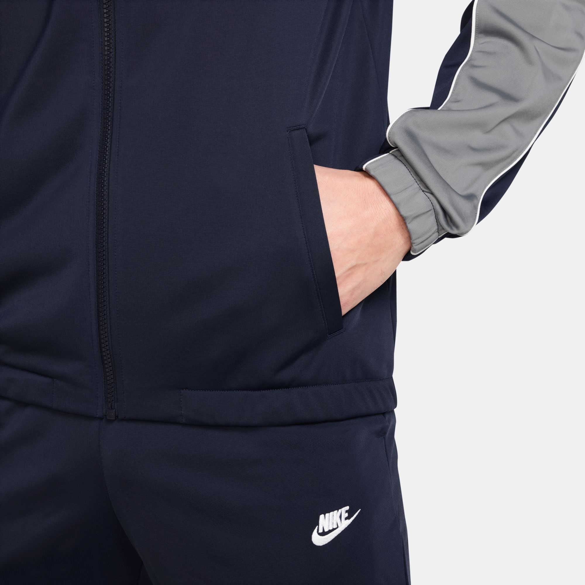 Nike Sportswear Trainingsanzug »Nike Sportswear Club Men's Poly-Knit Tracksuit« mit leichtem Material, in Poly-Knit-Ausführung, aus Polyester