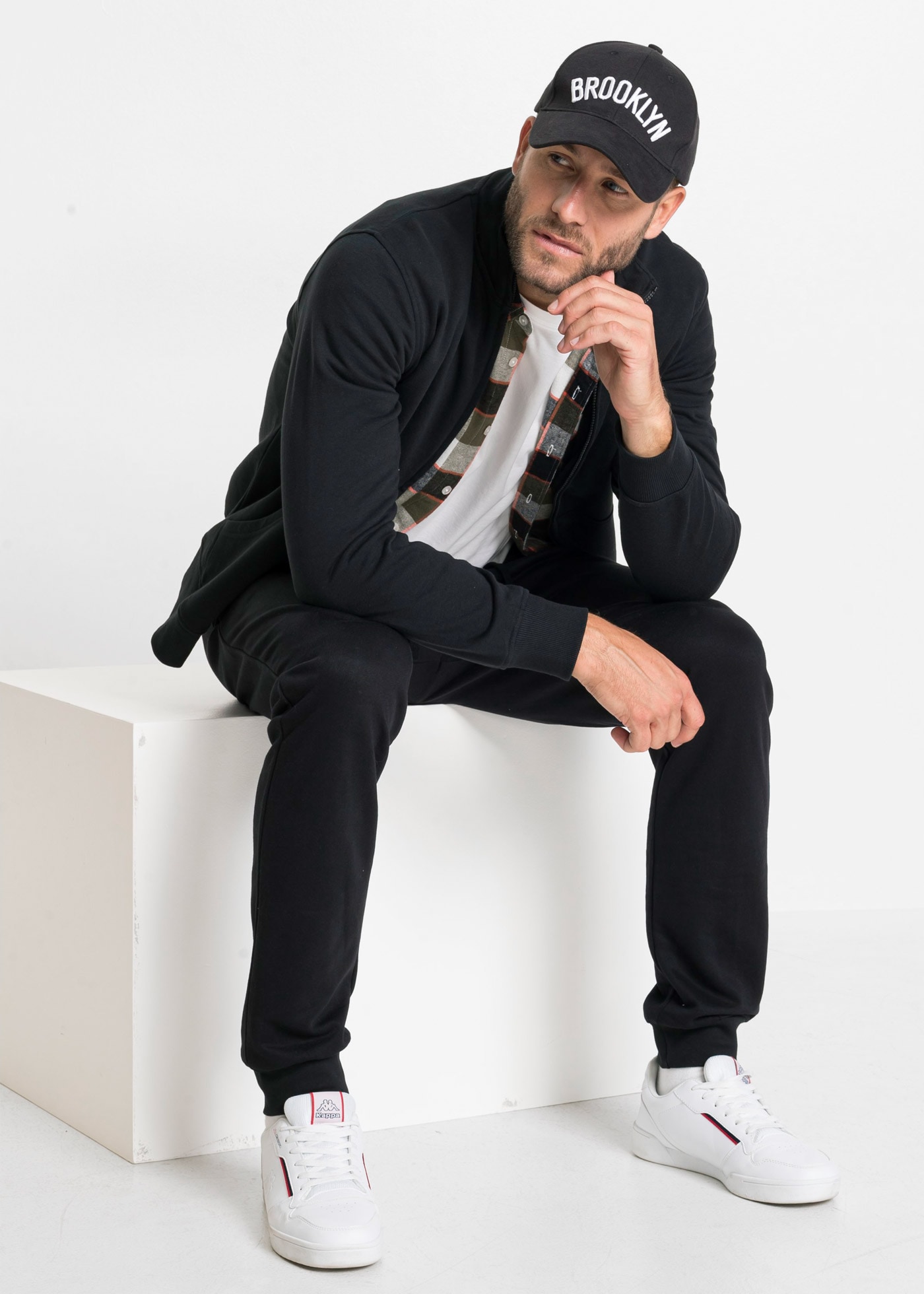 bonprix Jogginghose  aus Baumwolle und Polyester, mit elastischen Bündchen am Saum