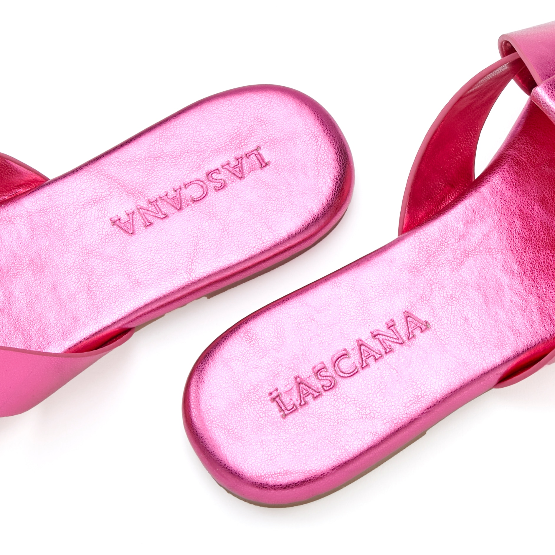 LASCANA Pantolette »Mule, Sommerschuh, offener Schuh, Sandale«, im modischen Metallic Look mit raffinierten Riemchen VEGAN