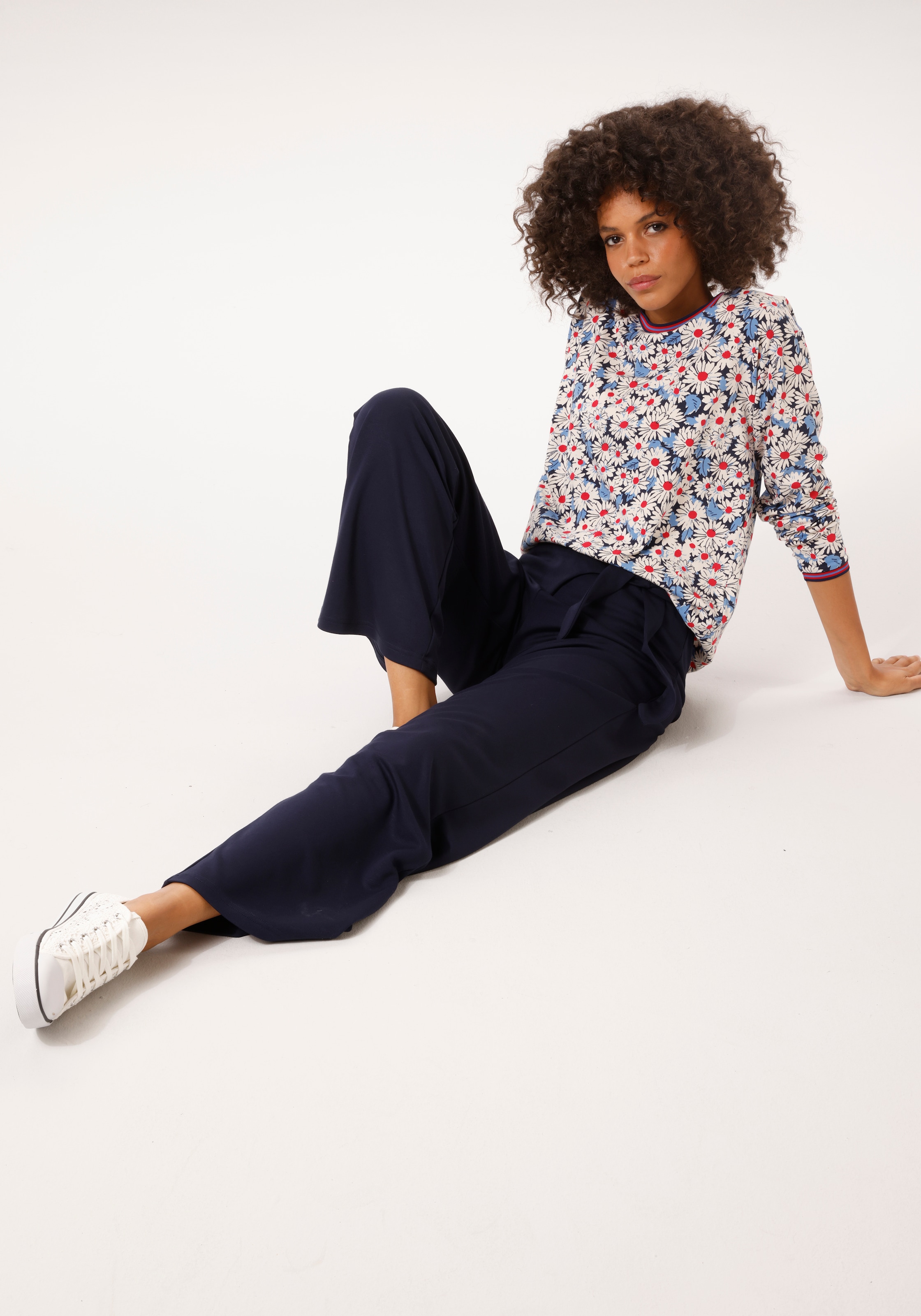 Aniston CASUAL Sweatshirt , allover mit Blüten bedruckt - NEUE KOLLEKTION
