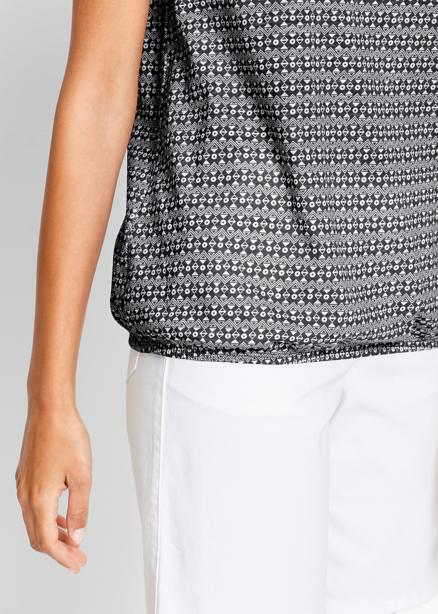 bonprix T-Shirt Loose Fit, Kurzarm, mit elastischen Bündchen, mit All-Over Print