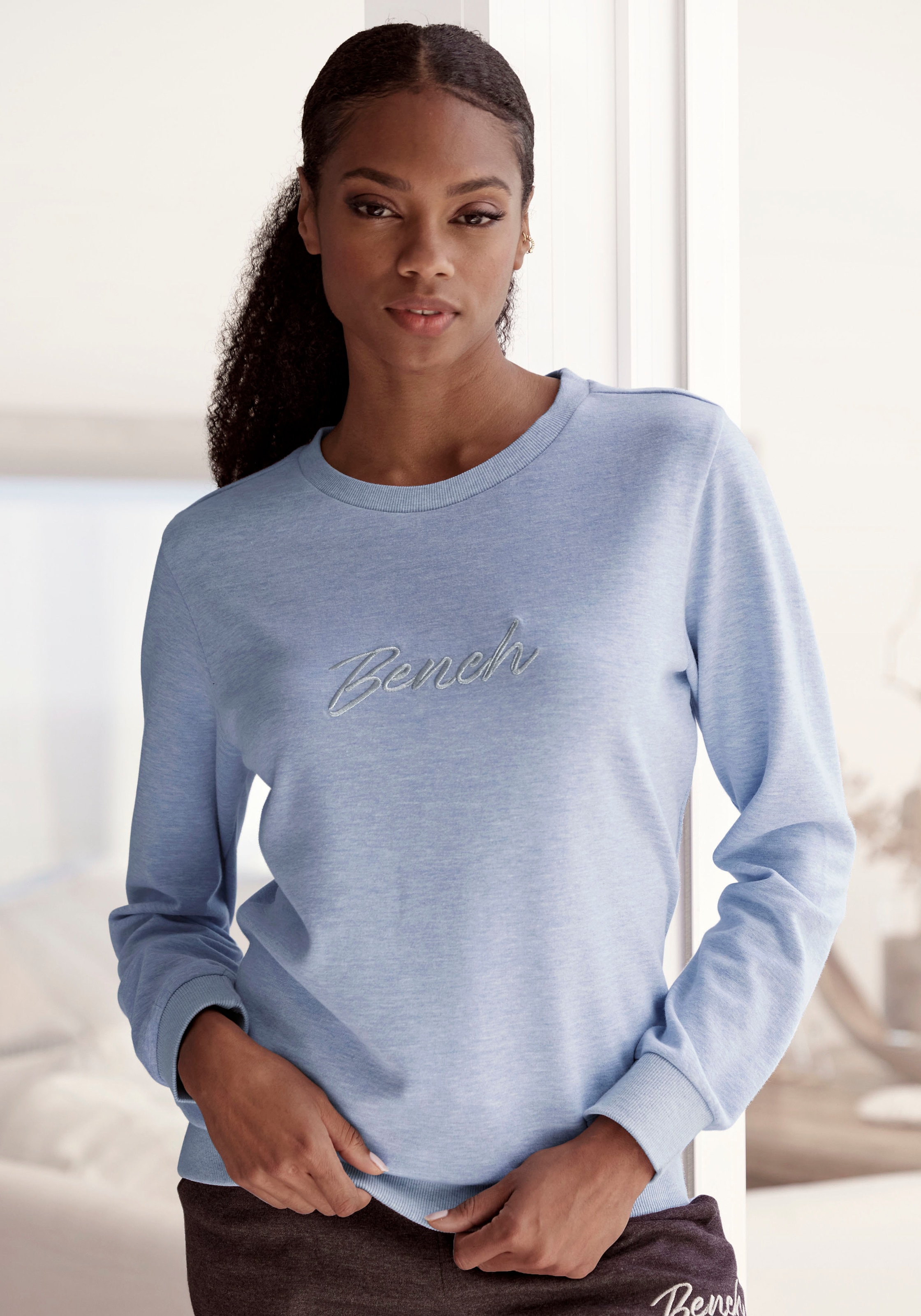 Bench. Loungewear Sweatshirt »-Loungeshirt«, mit glänzender Shop Logostickerei, Loungewear, Loungeanzug im Online bestellen OTTO