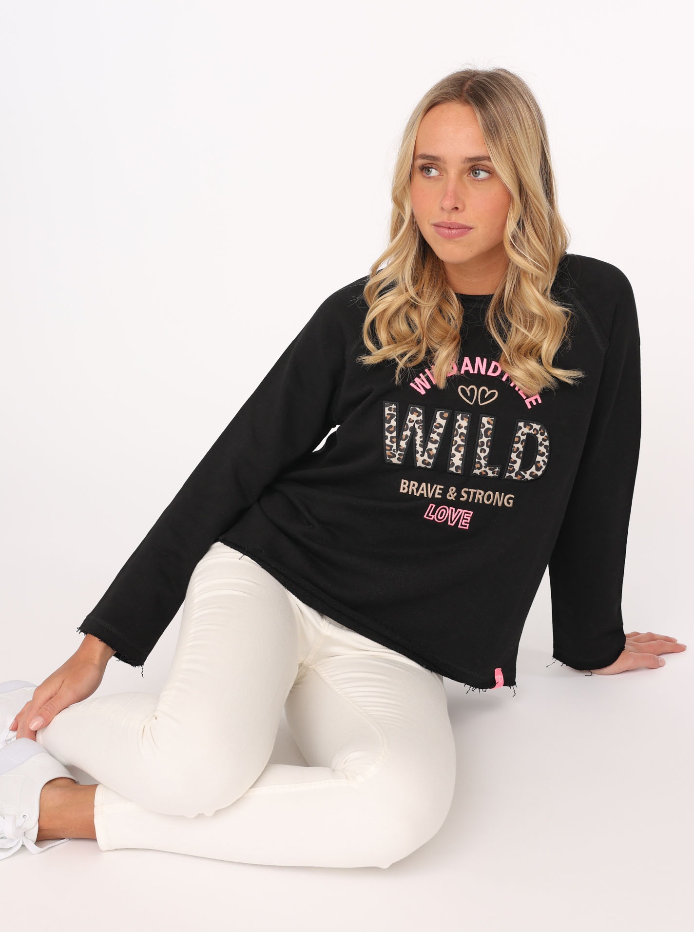Zwillingsherz Sweater »Wild and Free«, mit Used-Look Kanten, Leo Details und Stickerei